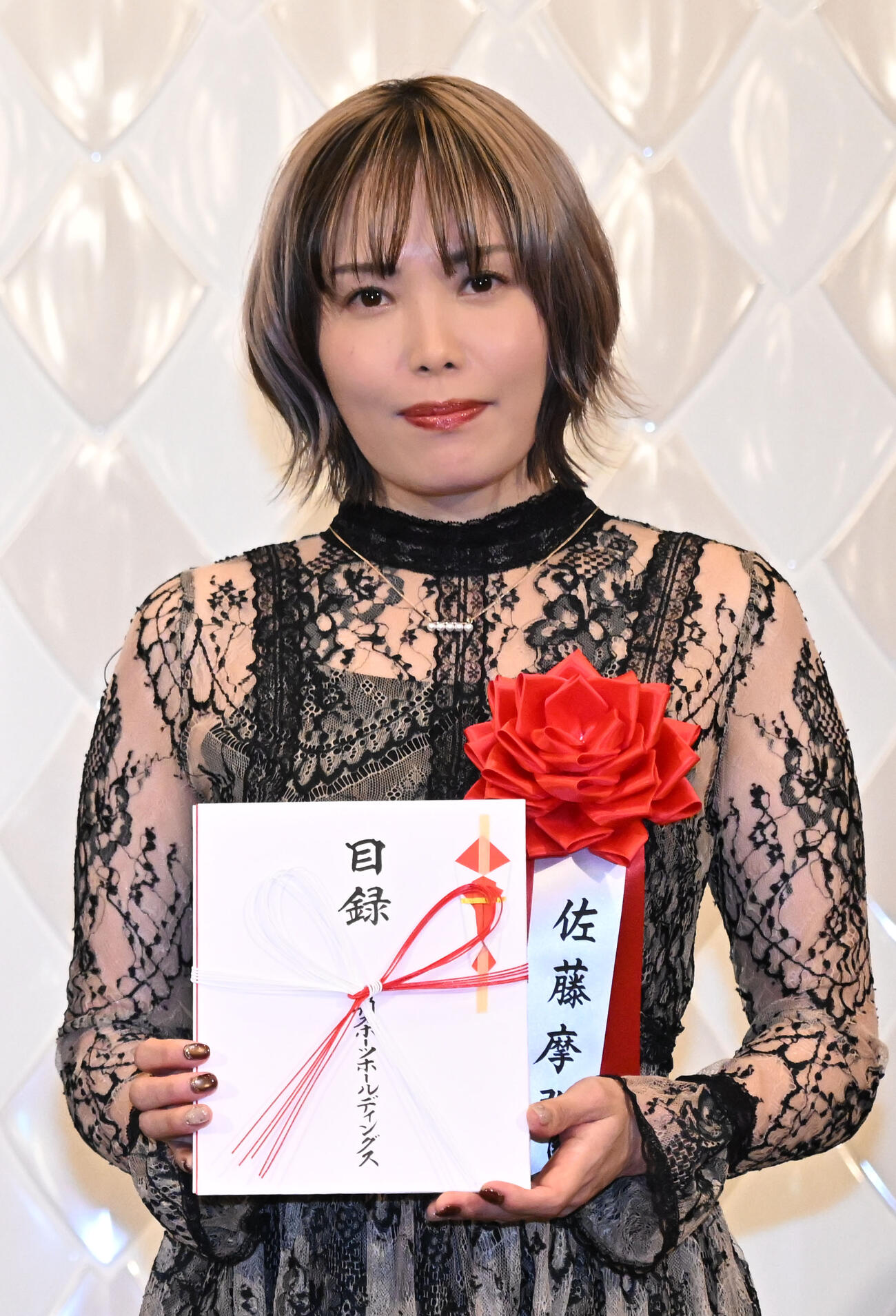 第38回オートレース年間三賞表彰式で、女子特別賞を受賞した佐藤摩弥（撮影・千葉一成）