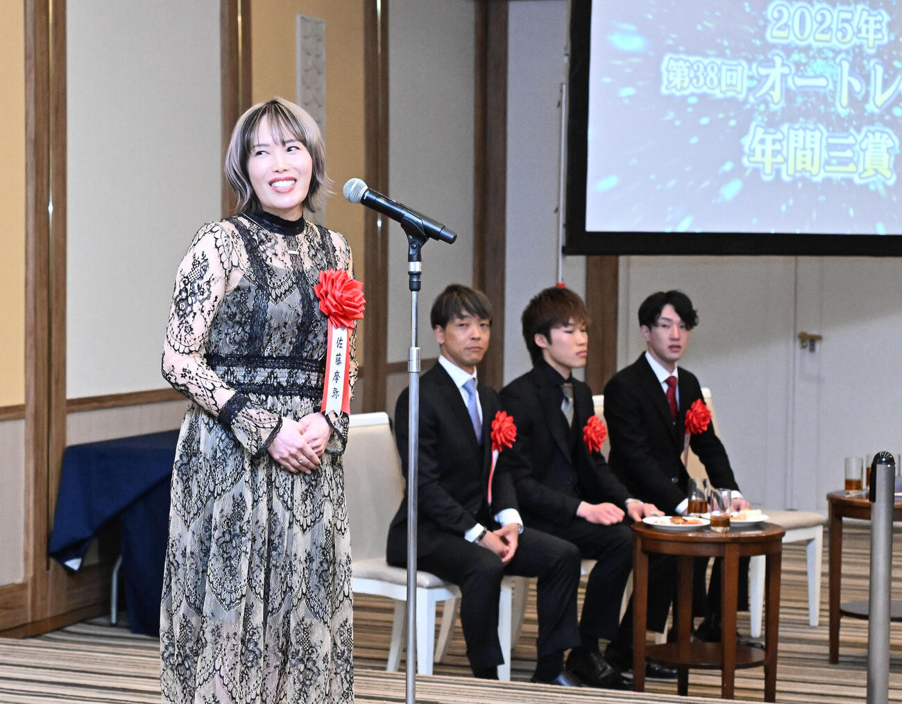 第38回オートレース年間三賞表彰式で、女子特別賞を受賞し、喜びを話す佐藤摩弥（左）（撮影・千葉一成）