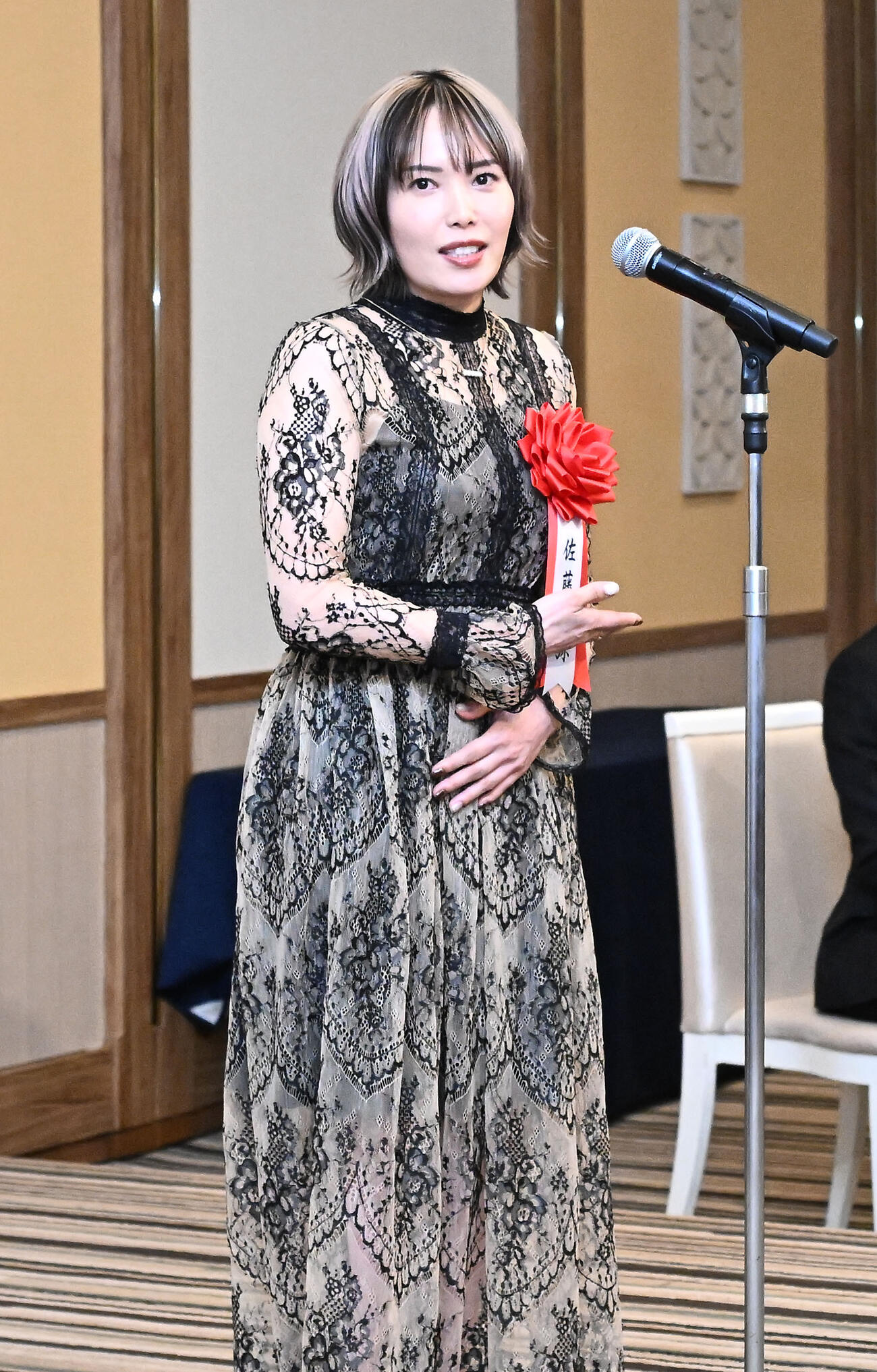 第38回オートレース年間三賞表彰式で、女子特別賞を受賞し、喜びを話す佐藤摩弥（撮影・千葉一成）