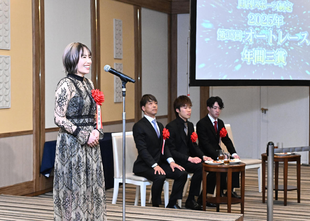 第38回オートレース年間三賞表彰式で、女子特別賞を受賞し、喜びを話す佐藤摩弥（左）（撮影・千葉一成）