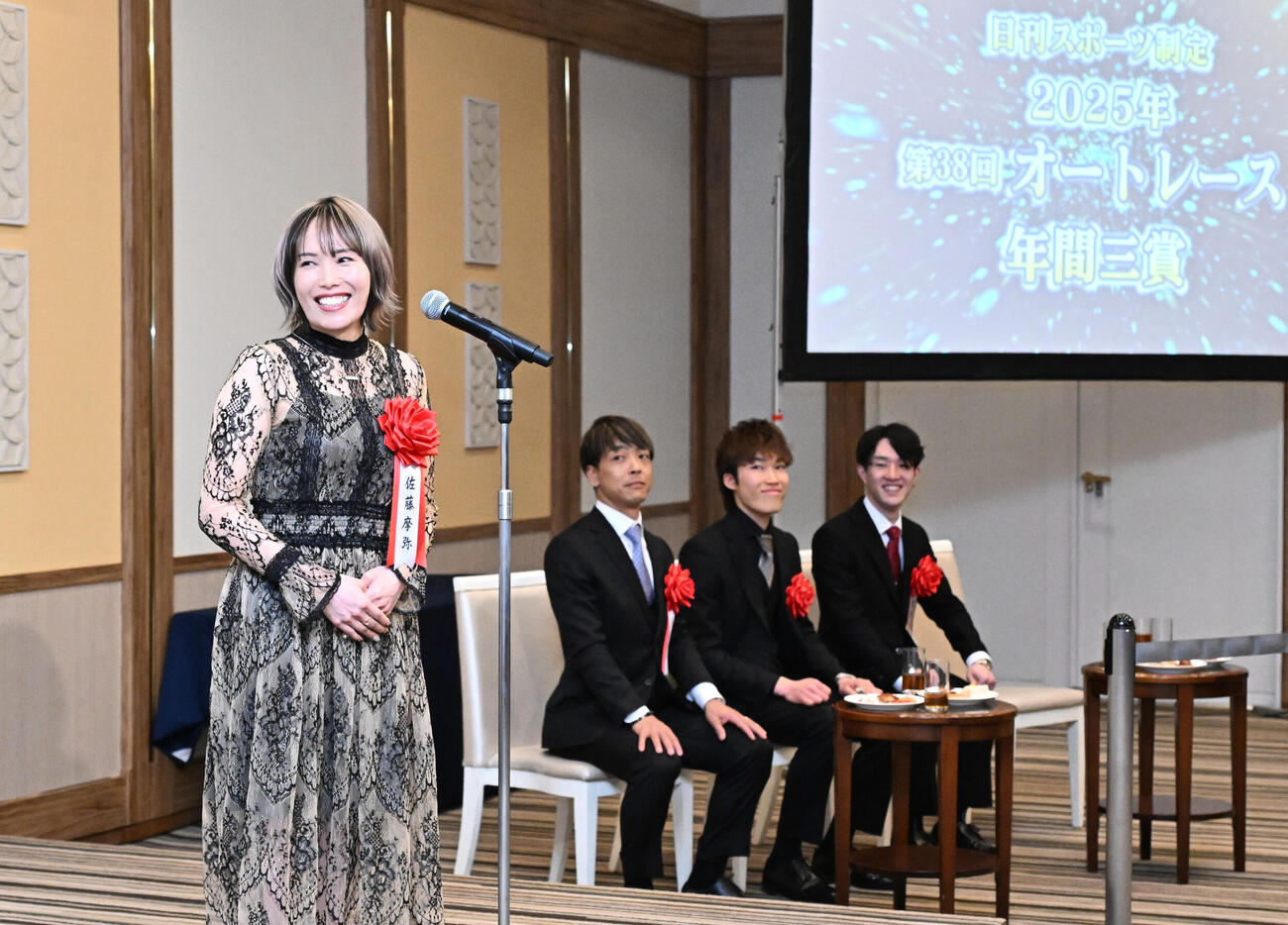 第38回オートレース年間三賞表彰式で、女子特別賞を受賞し、喜びを話す佐藤摩弥（左）（撮影・千葉一成）