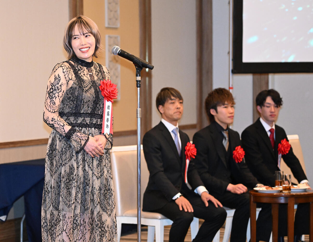 第38回オートレース年間三賞表彰式で、女子特別賞を受賞し、喜びを話す佐藤摩弥（撮影・千葉一成）（左）