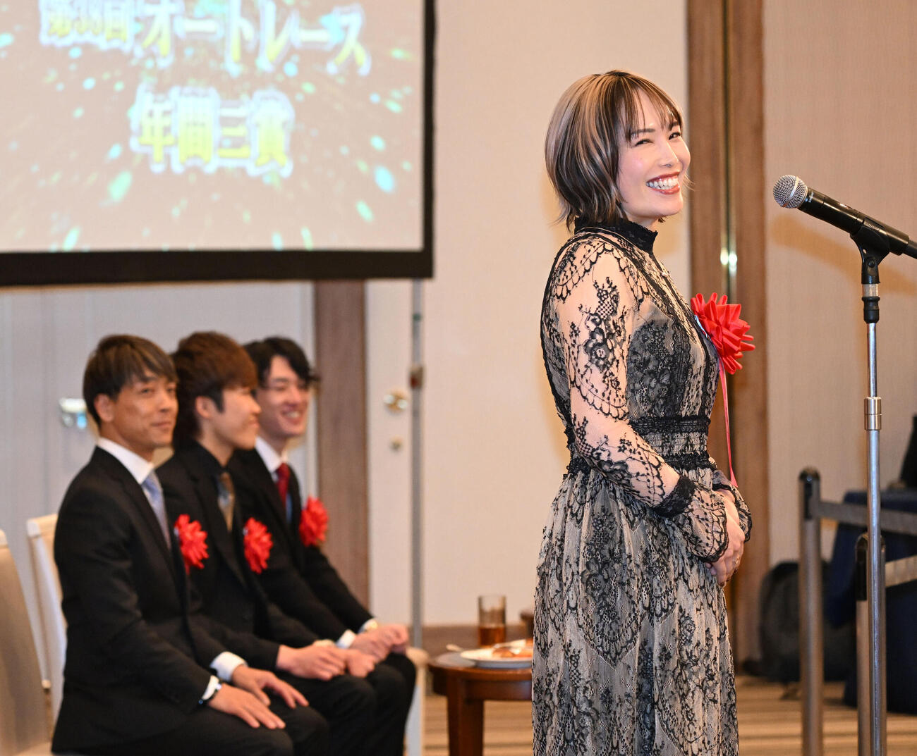 第38回オートレース年間三賞表彰式で、女子特別賞を受賞し、喜びを話す佐藤摩弥（右）（撮影・千葉一成）