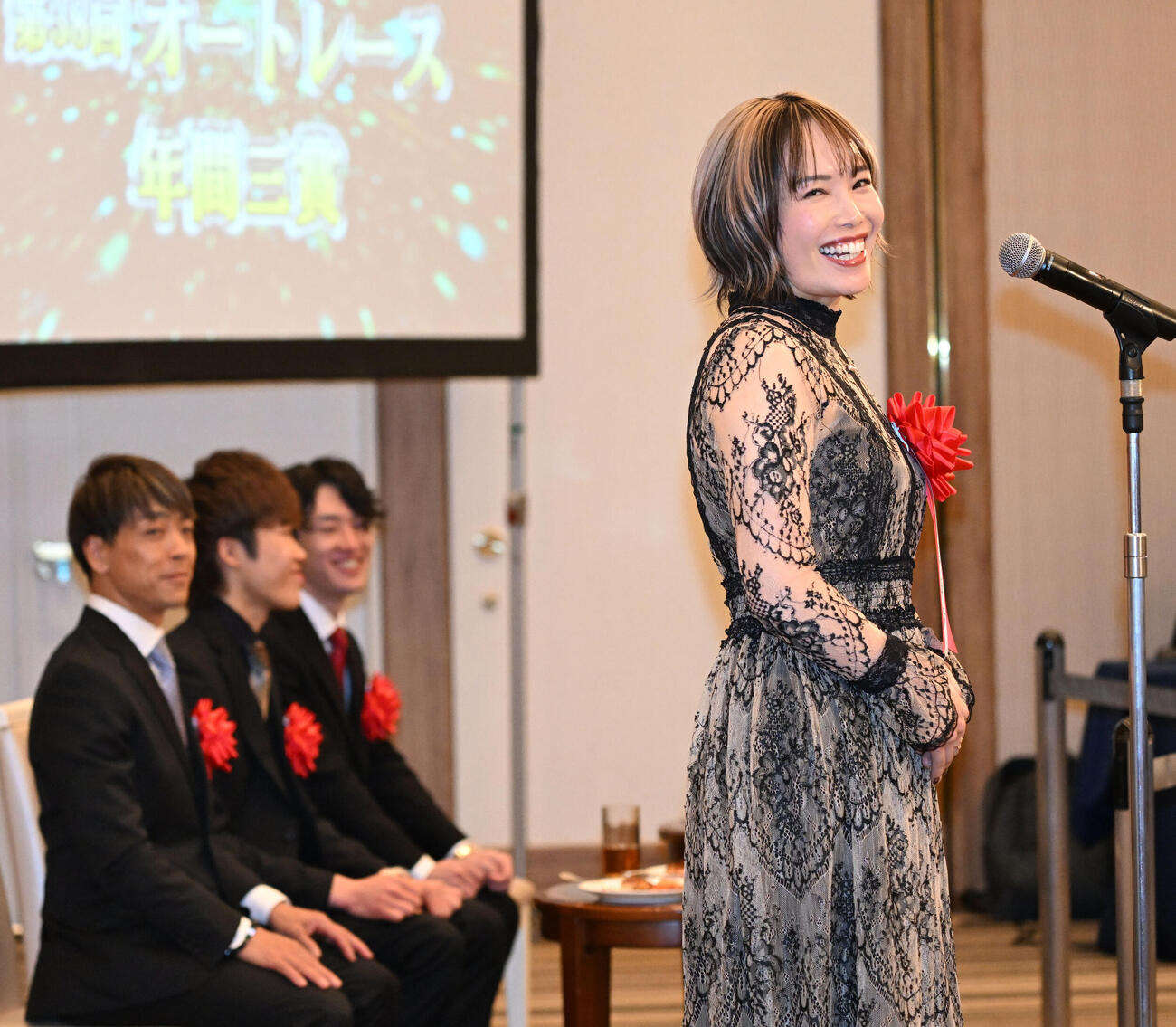 第38回オートレース年間三賞表彰式で、女子特別賞を受賞し、喜びを話す佐藤摩弥（右）（撮影・千葉一成）