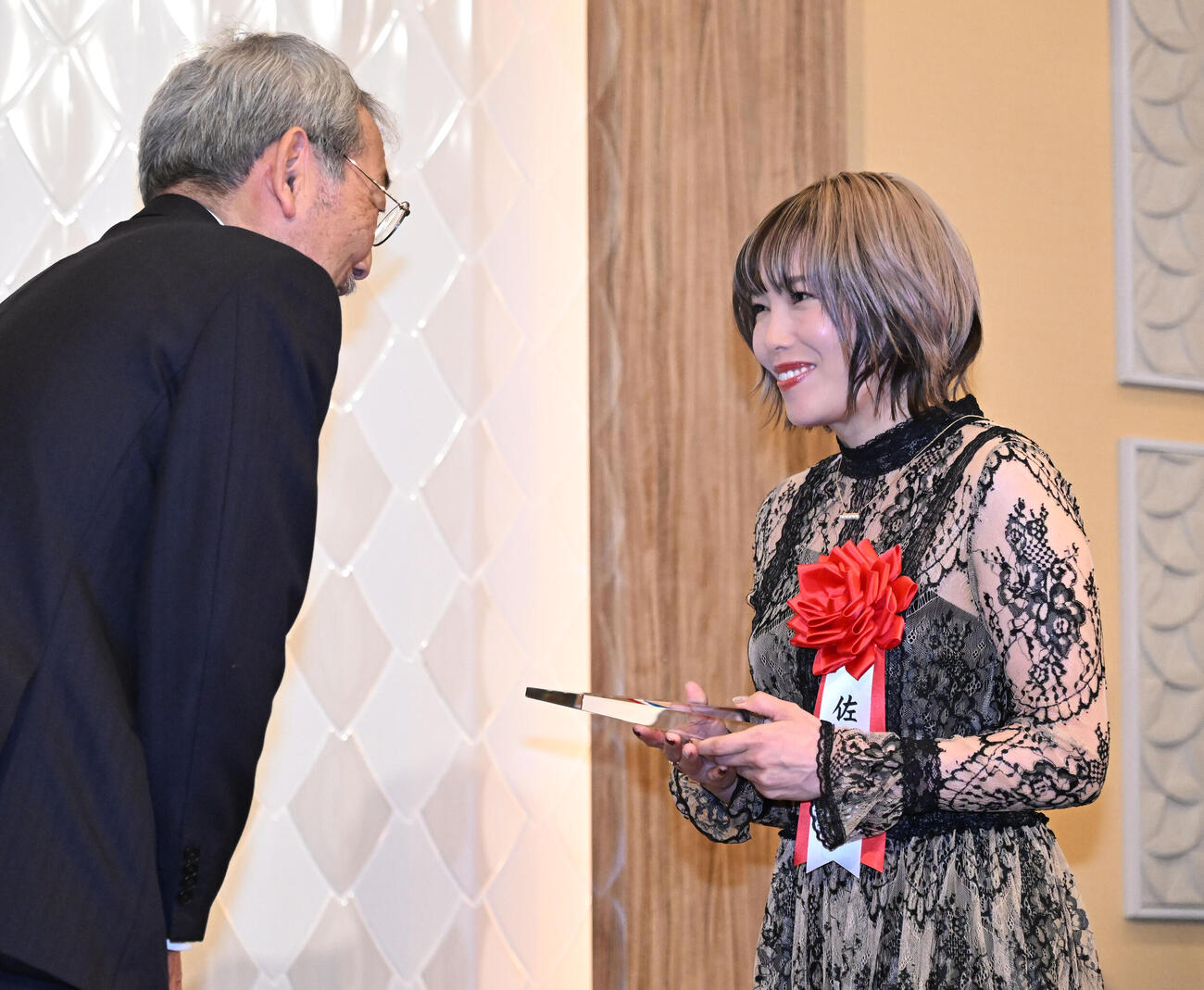 第38回オートレース年間三賞表彰式で、日刊スポーツホールディングスの高田社長（左）から記念の盾を贈られる女子特別賞を受賞した佐藤摩弥（撮影・千葉一成）