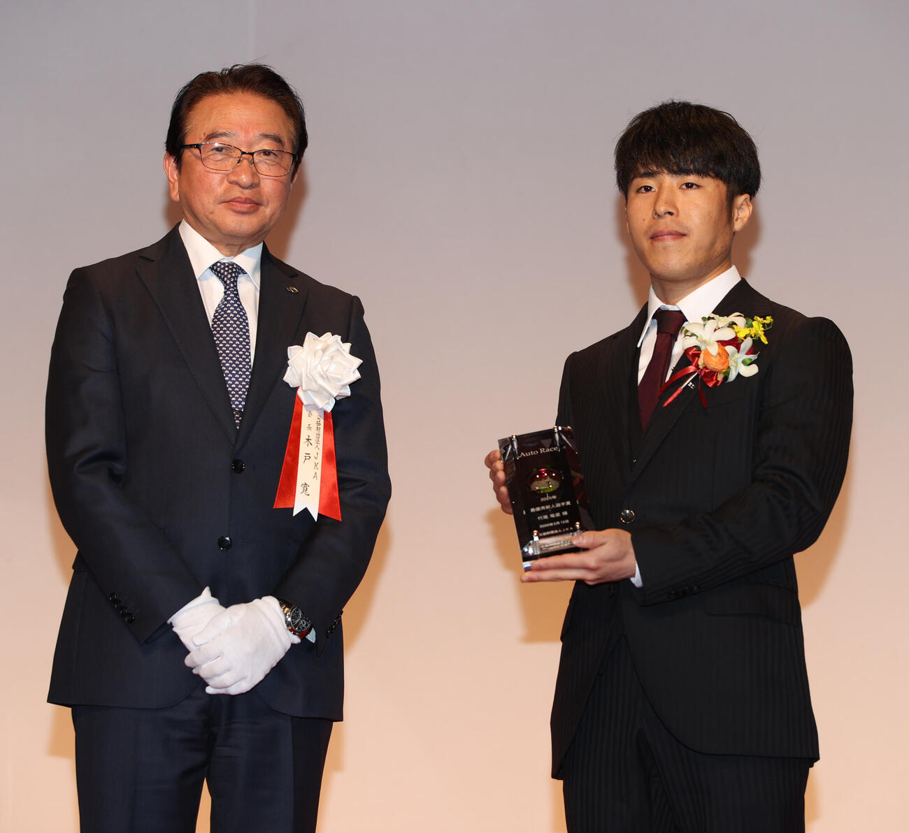 2025年オートレース選手表彰式で最優秀新人選手賞を受賞した竹尾竜星（右）と木戸寛JKA（撮影・柴田隆二）