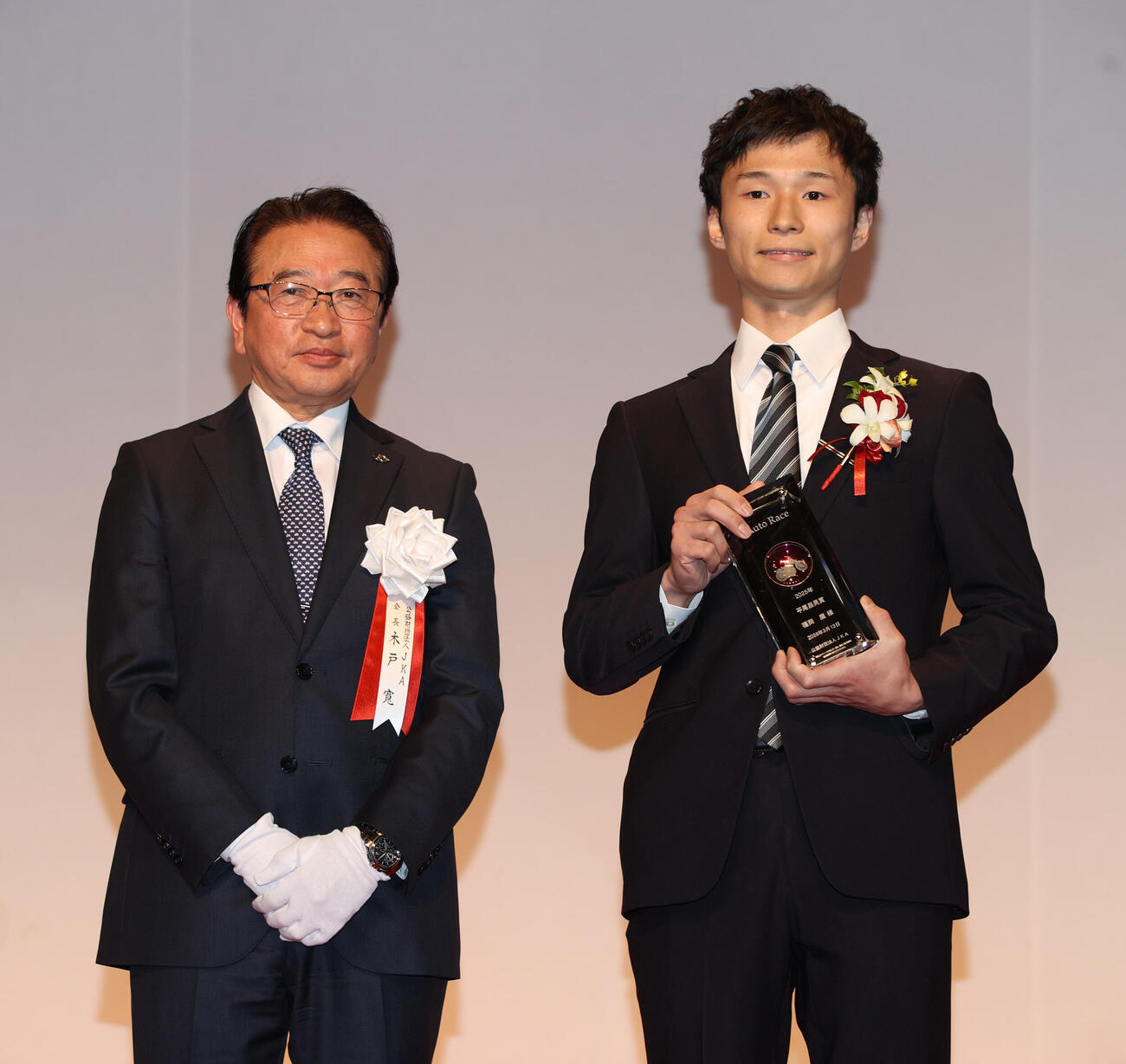 2025年オートレース選手表彰式で平尾昌晃賞を受賞した福岡鷹（右）と木戸寛JKA会長（撮影・柴田隆二）