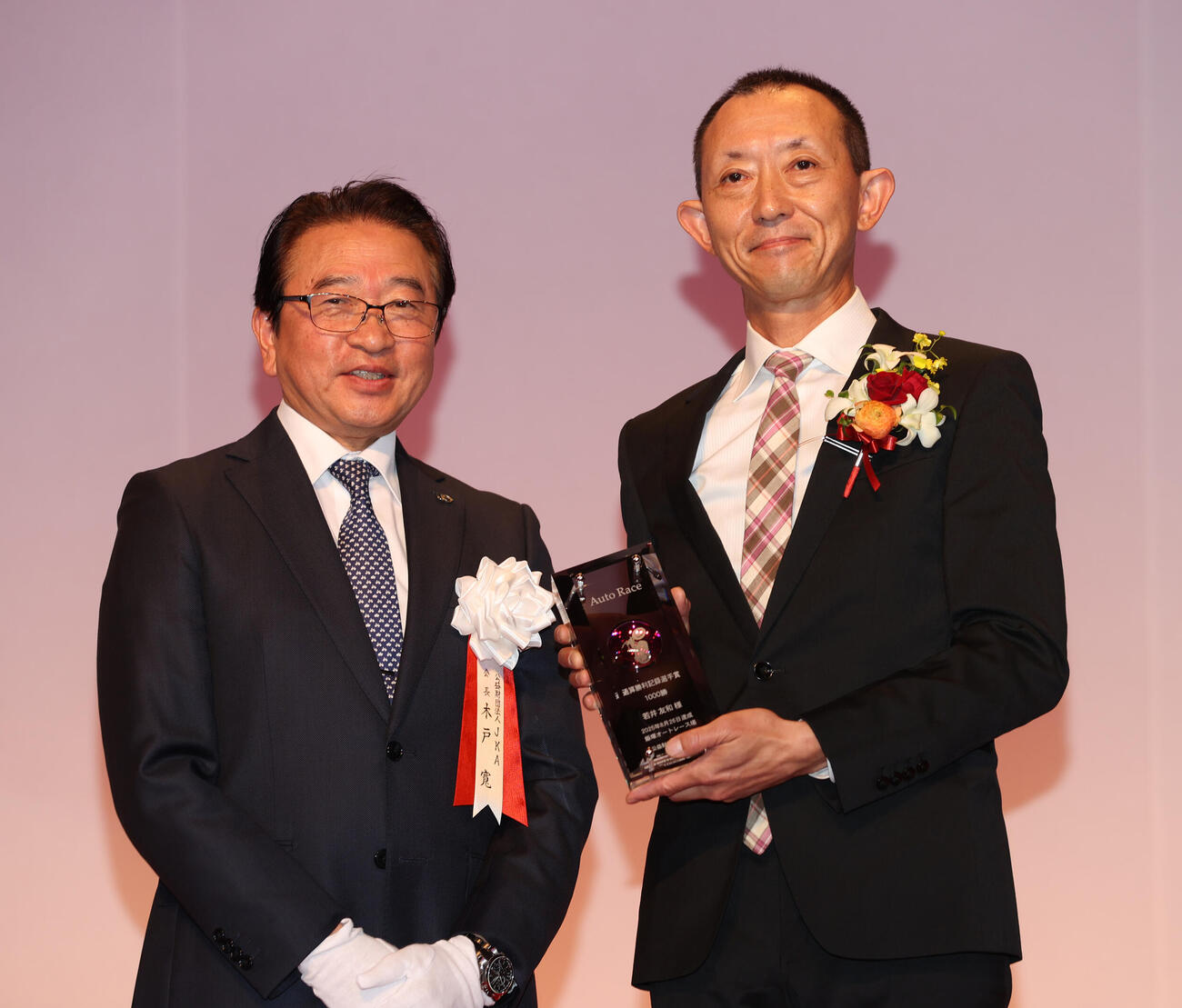 2025年オートレース選手表彰式で通算勝利記録選手賞を受賞した若井友和（右）と木戸寛JKA会長（撮影・柴田隆二）