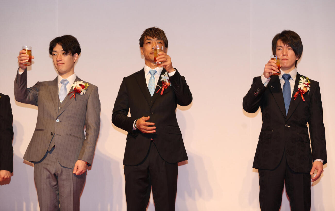 2025年オートレース選手表彰式で乾杯する、左から優秀選手賞の黒川京介、最優秀選手賞の青山周平、優秀選手賞の鈴木圭一郎（撮影・柴田隆二）