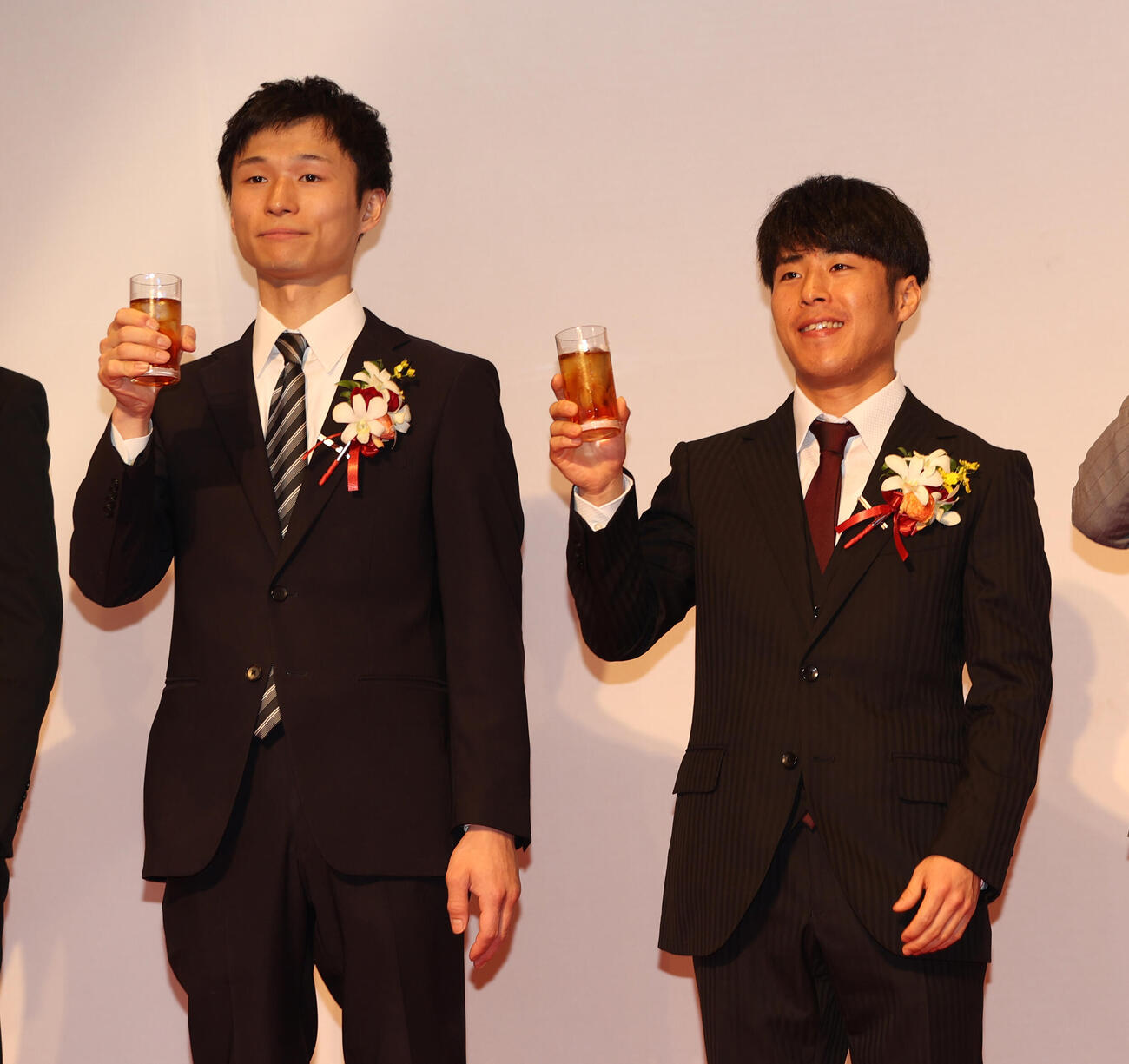 2025年オートレース選手表彰式で乾杯する平尾昌晃賞の福岡鷹（左）と最優秀新人選手賞の竹尾竜星（撮影・柴田隆二）