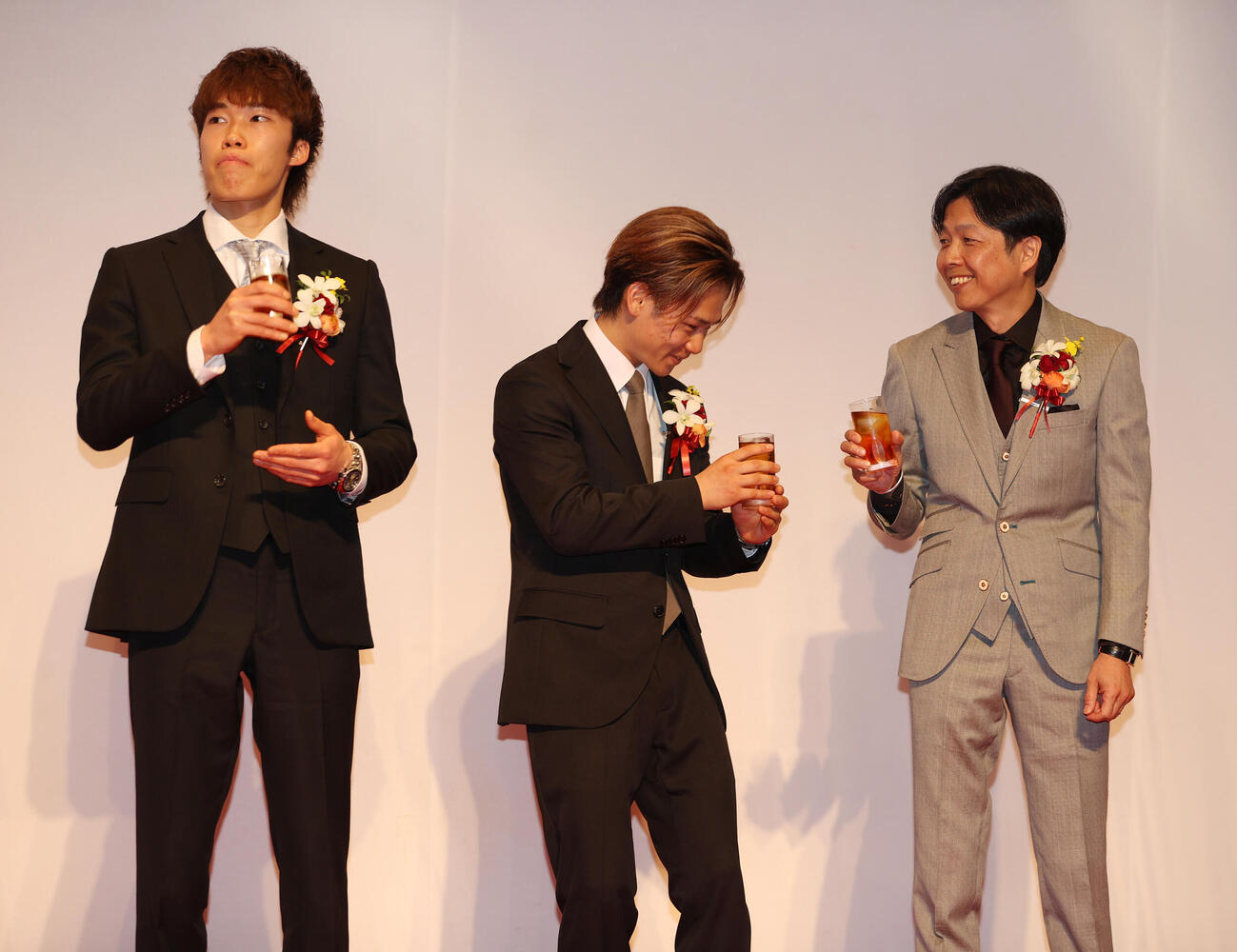 2025年オートレース選手表彰式で乾杯する、左から優秀選手賞の佐藤励、優秀新人選手賞の植村愛悠斗、優秀選手賞の有吉辰也（撮影・柴田隆二）