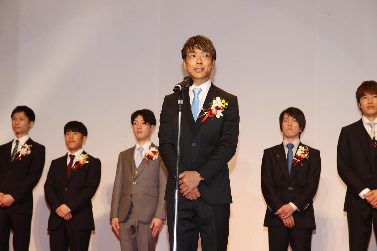 2025年オートレース選手表彰式で選手を代表してあいさつする青山周平（中央）（撮影・柴田隆二）
