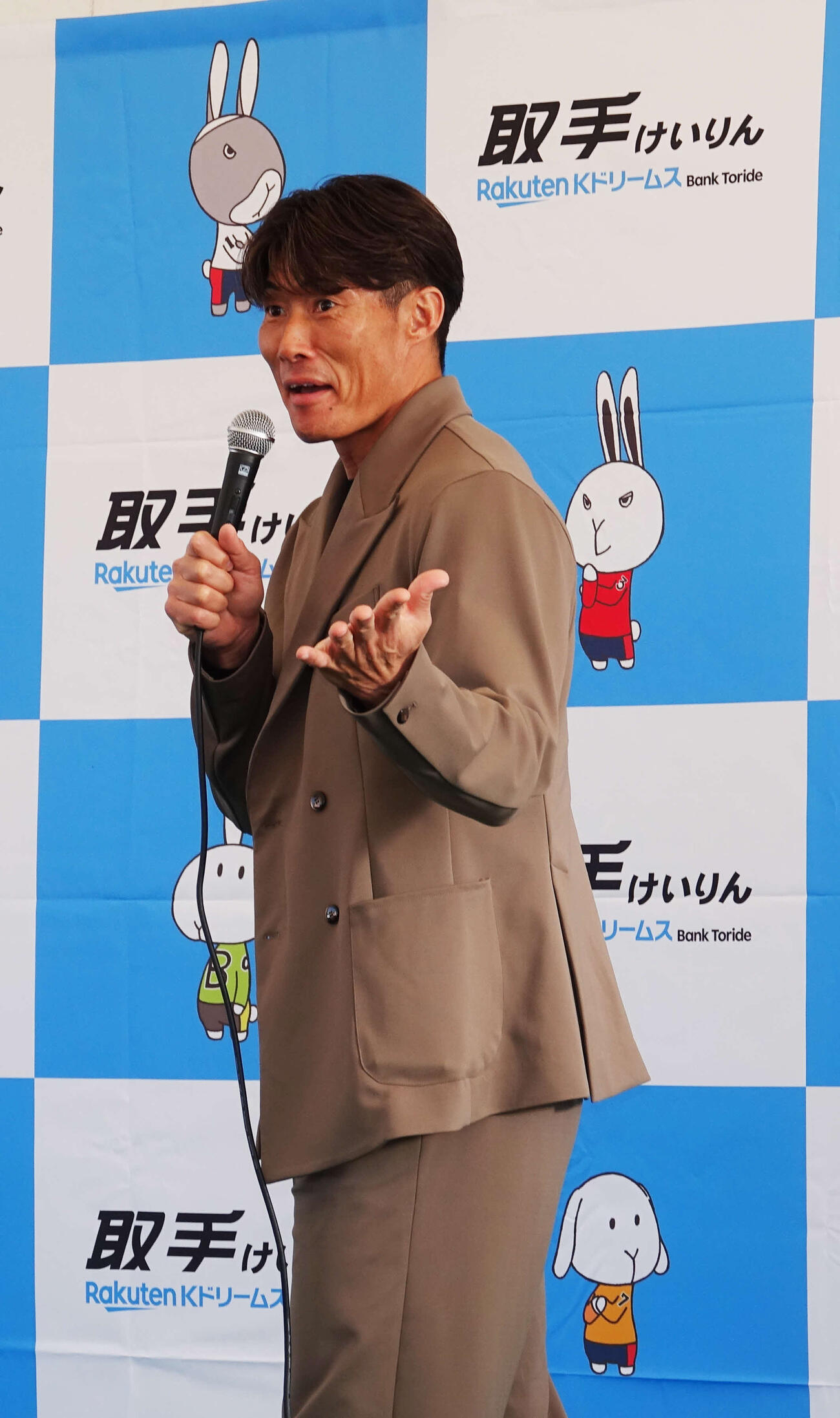 取手競輪場の特設ステージでトークショーを行う糸井嘉男氏
