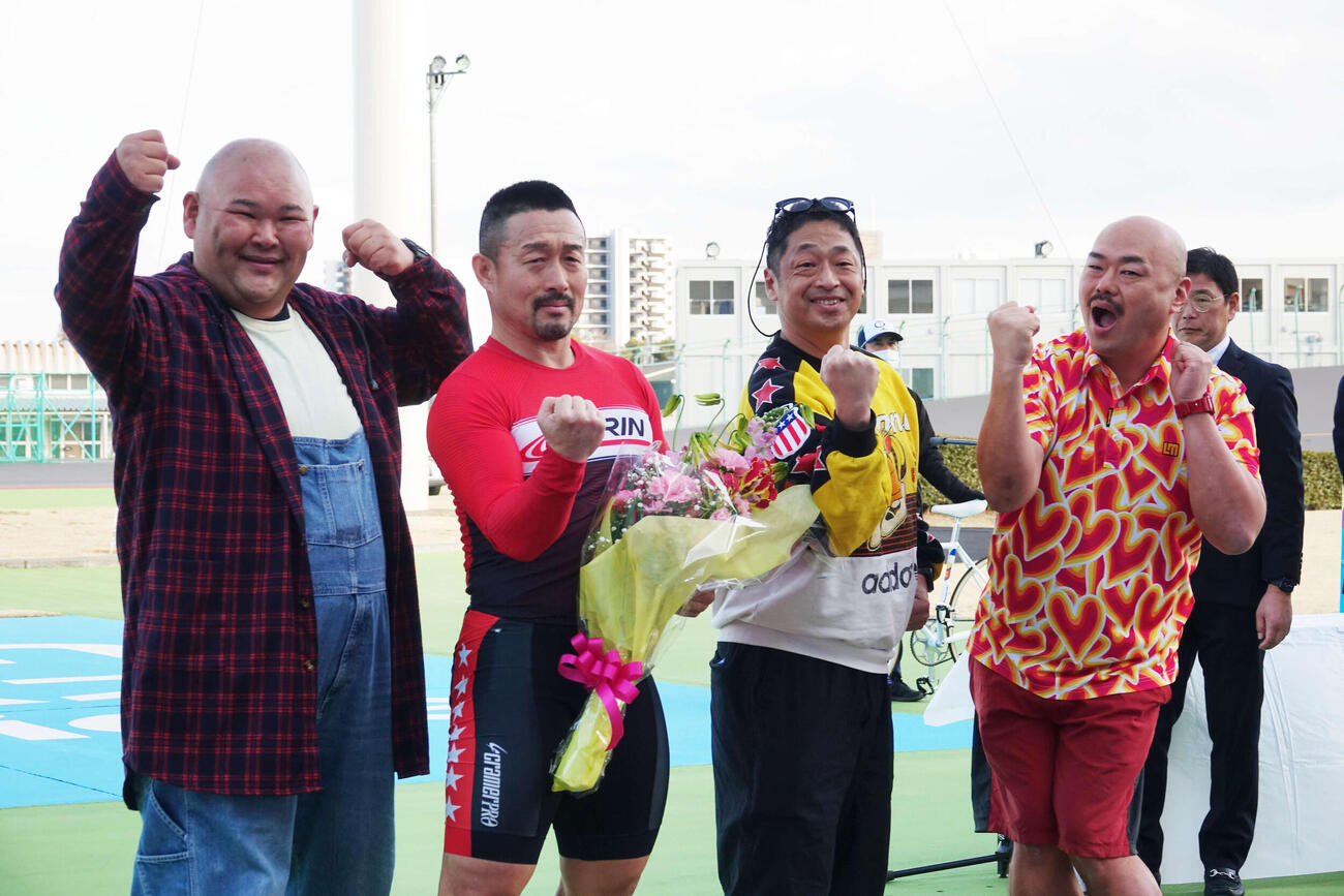 お笑いトリオの安田大サーカスのメンバーに優勝を祝福される佐藤慎太郎（左から2人目）