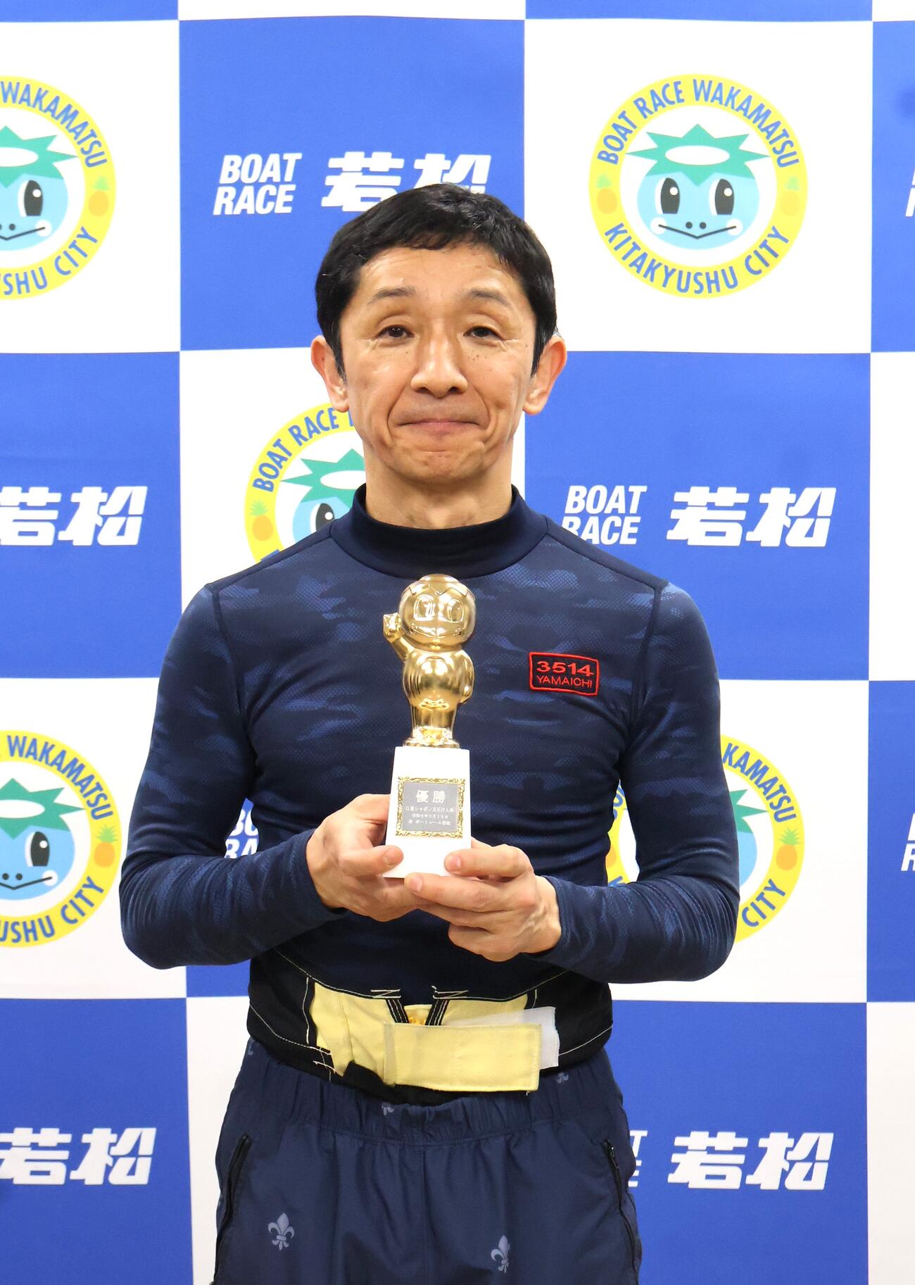 逃げた山一鉄也が6年2カ月ぶり優勝を飾り、笑顔でかっぱくんトロフィーを掲げた