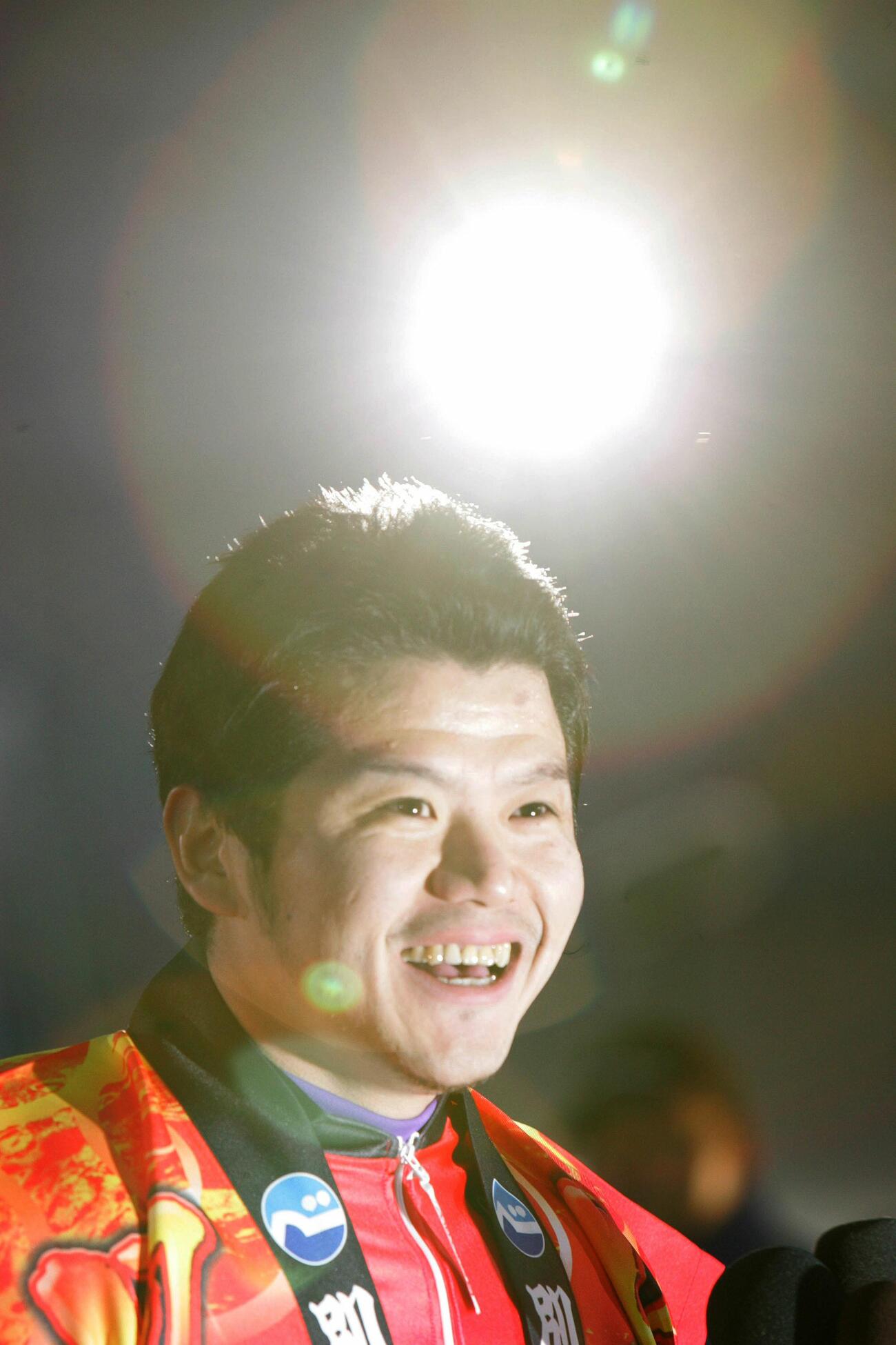 優勝インタビューで、スポットライトを浴び最高の笑顔を見せる小野俊之＝立川競輪場（2004年12月30日）