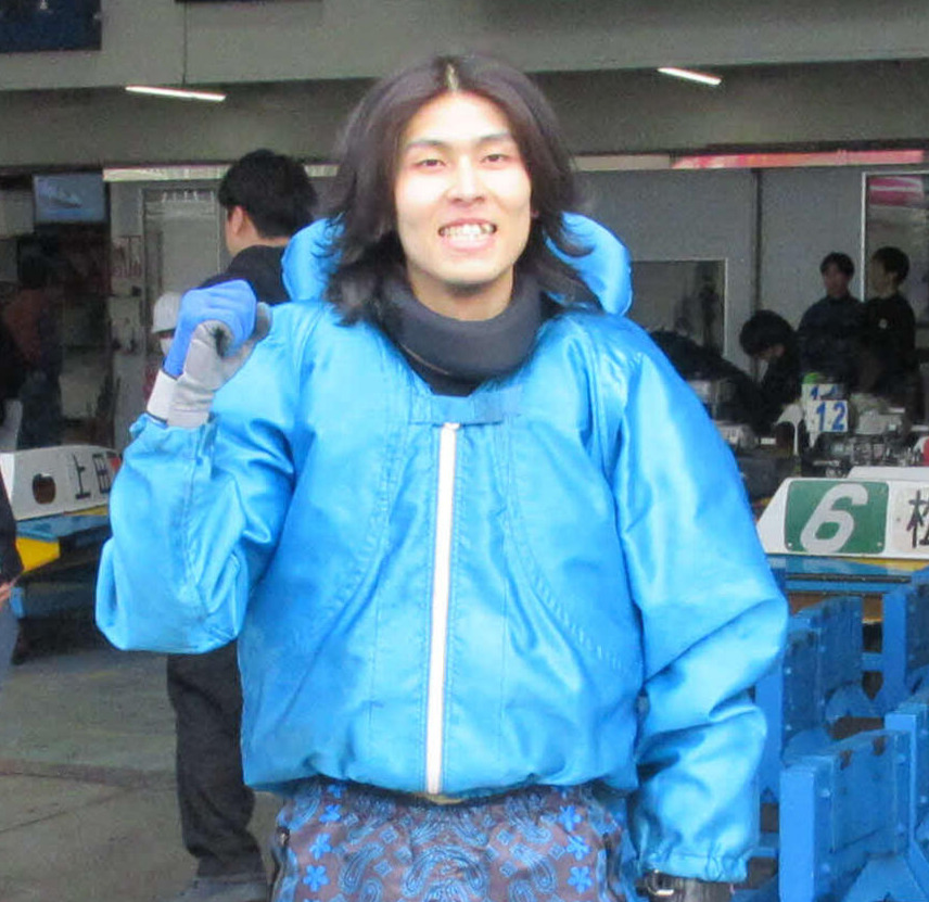 早川颯太は2日目1Rカドまくりで待望の初1着を挙げ笑顔でガッツポーズ