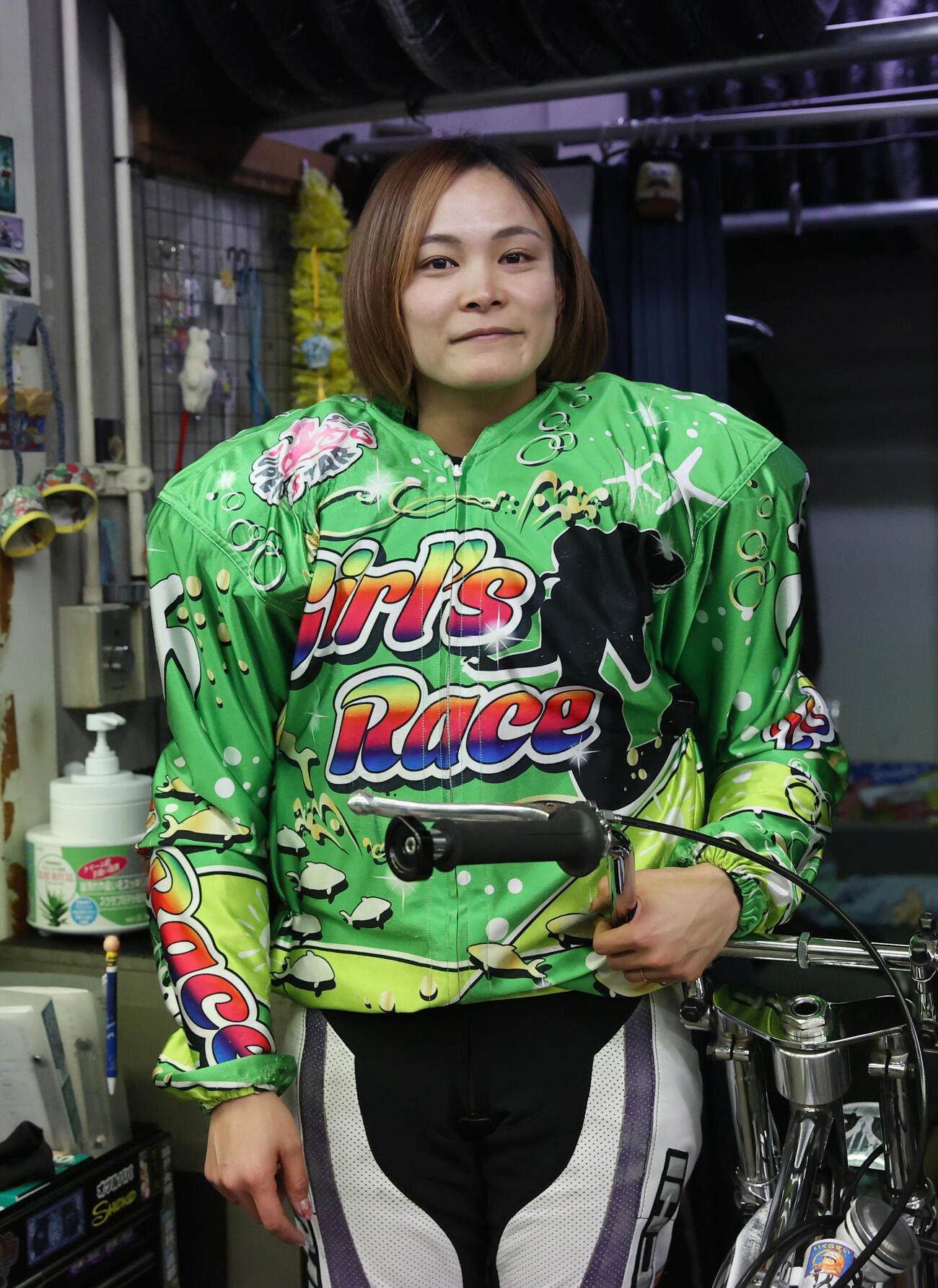 前検で撮影に応じる西翔子（撮影・柴田隆二）