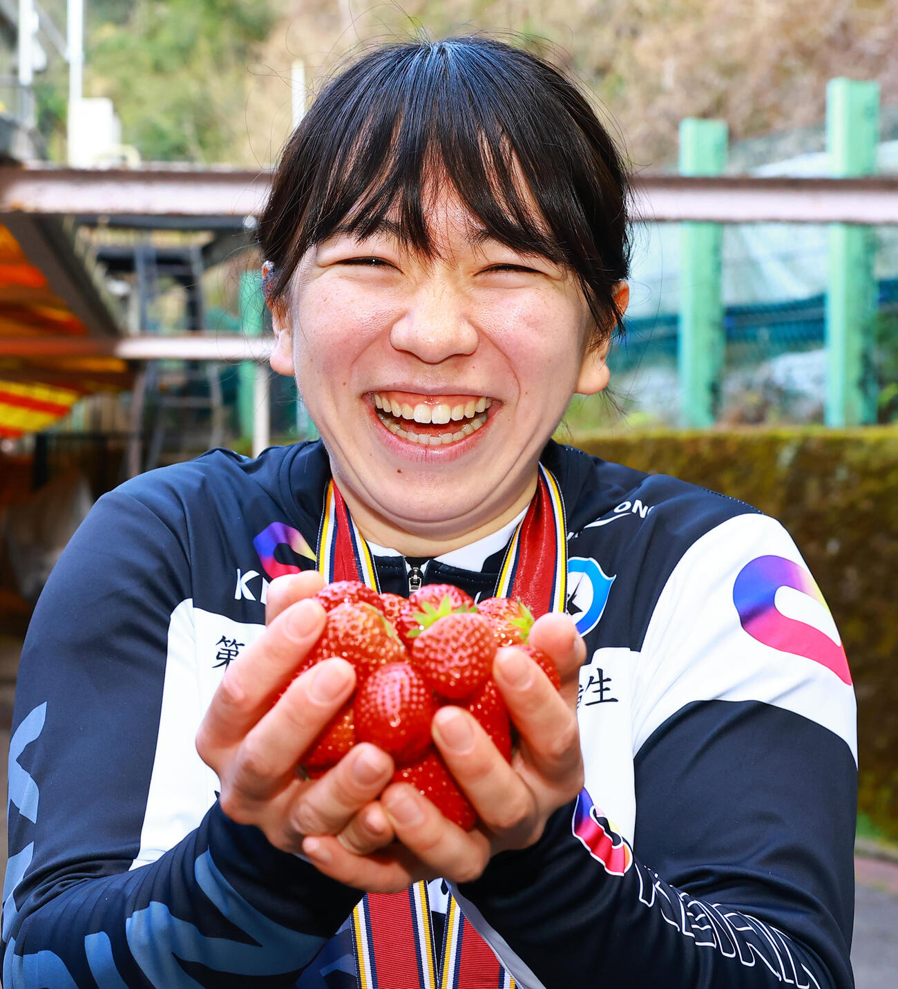 女子で優勝した川上いちごは、静岡・伊豆産のイチゴを手に笑顔をはじけさせた（撮影・野上伸悟）