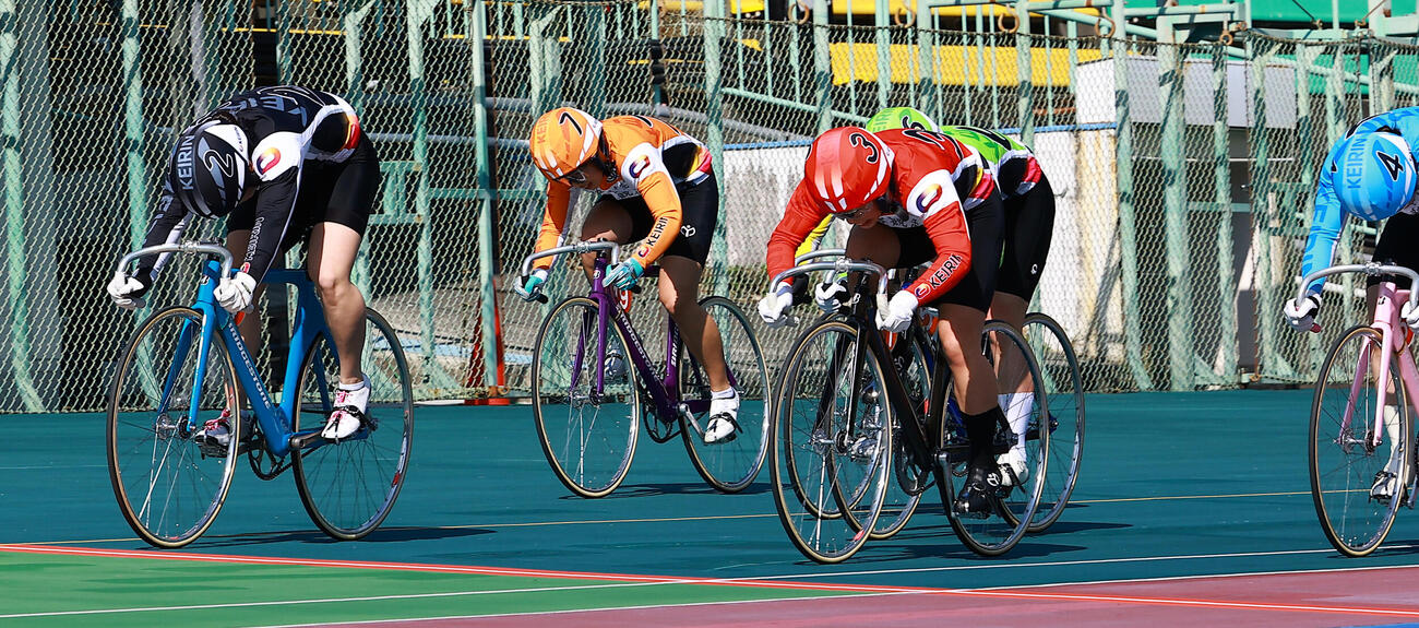 女子決勝で優勝した川上いちご（左端）（撮影・野上伸悟）