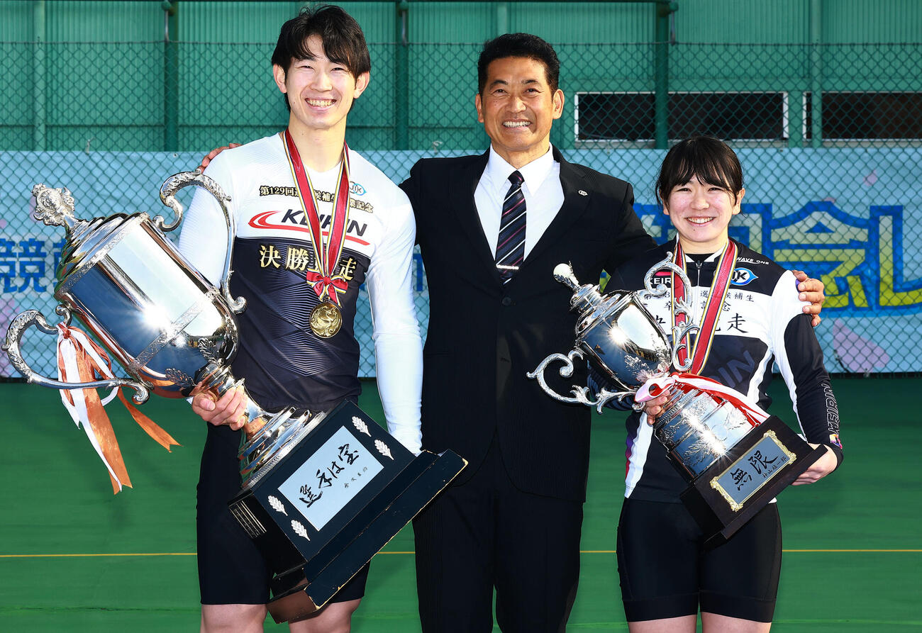 優勝し、日本競輪選手養成所の神山雄一郎所長（中央）に祝福される男子の沢田桂太郎（左）と女子の川上いちご（撮影・野上伸悟）