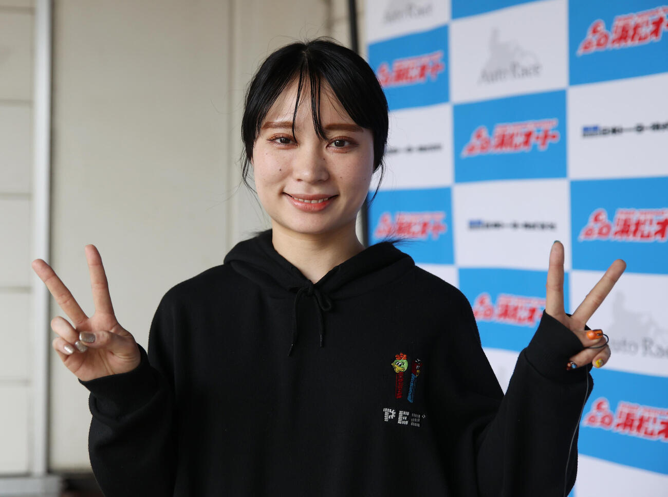 予選6Rで1着の新井日和はVサインする（撮影・柴田隆二）
