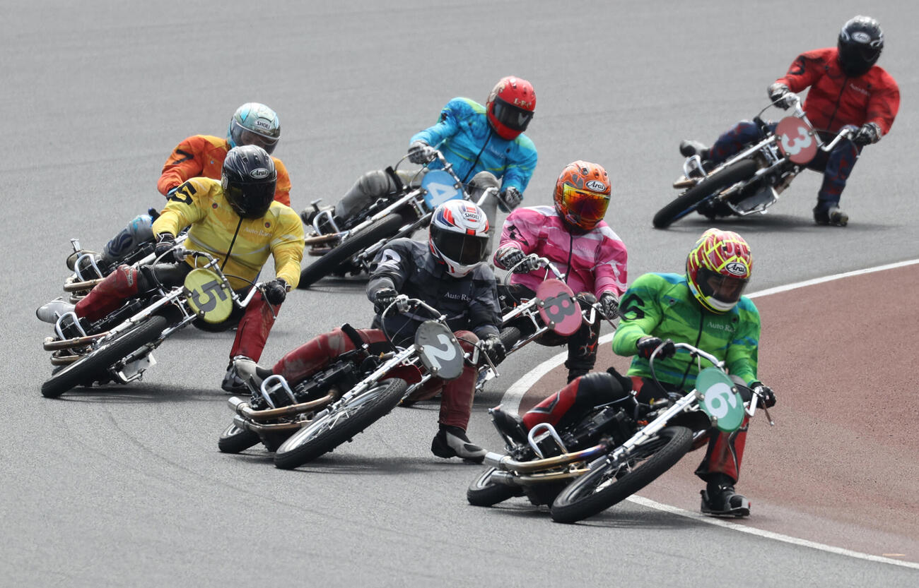 予選4R、1着吉林直都（6）、2着別府敬剛（2）、3着鈴木宏和（8）（撮影・柴田隆二）