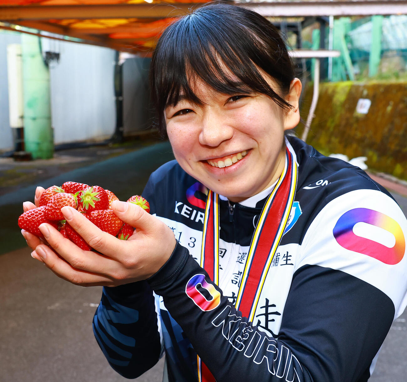 3月17日、女子で優勝した川上いちごは、静岡・伊豆産のイチゴを手に笑顔をはじけさせた