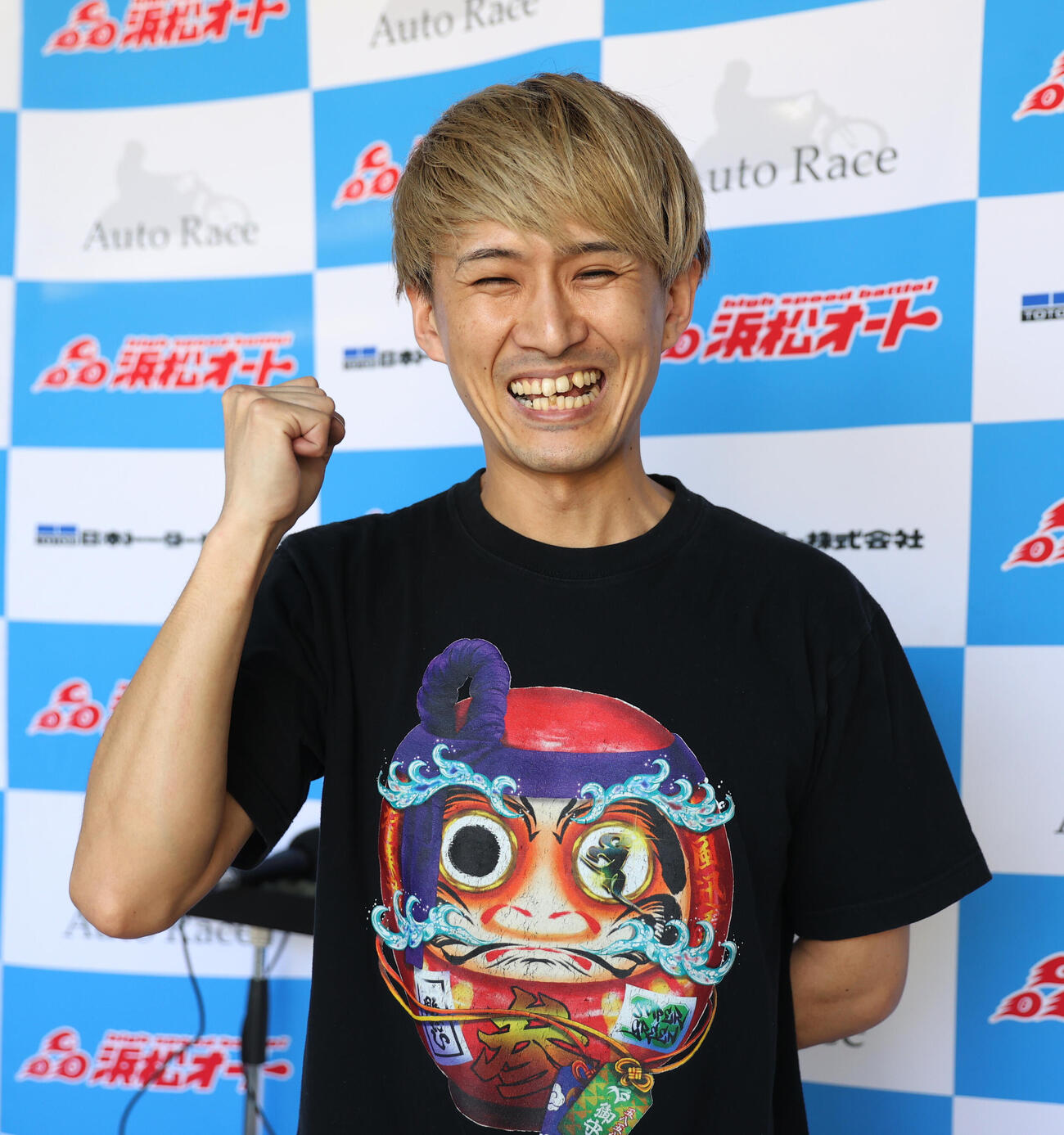 予選5Rで1着の山本将之はガッツポーズする（撮影・柴田隆二）