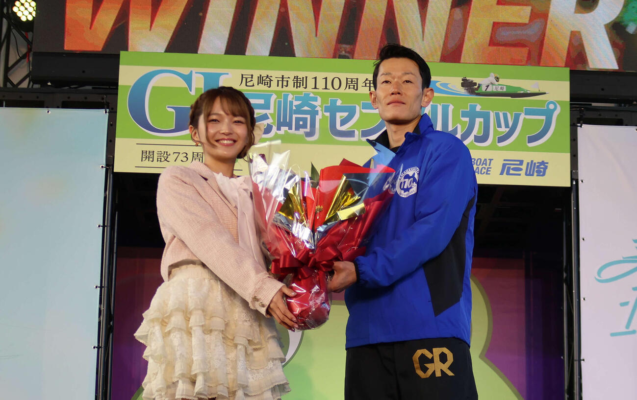 優勝した茅原悠紀にG1尼崎センプルカップイメージキャラクター福留光帆さんから花束が贈呈された（撮影・北條直治）