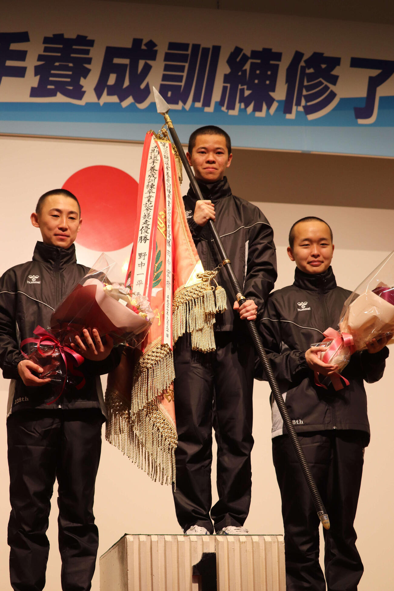 第138期修了チャンプに輝いた早川理稀、左は2着の一ノ木匠、右は3着の渋沢周羽（撮影・神田成史）