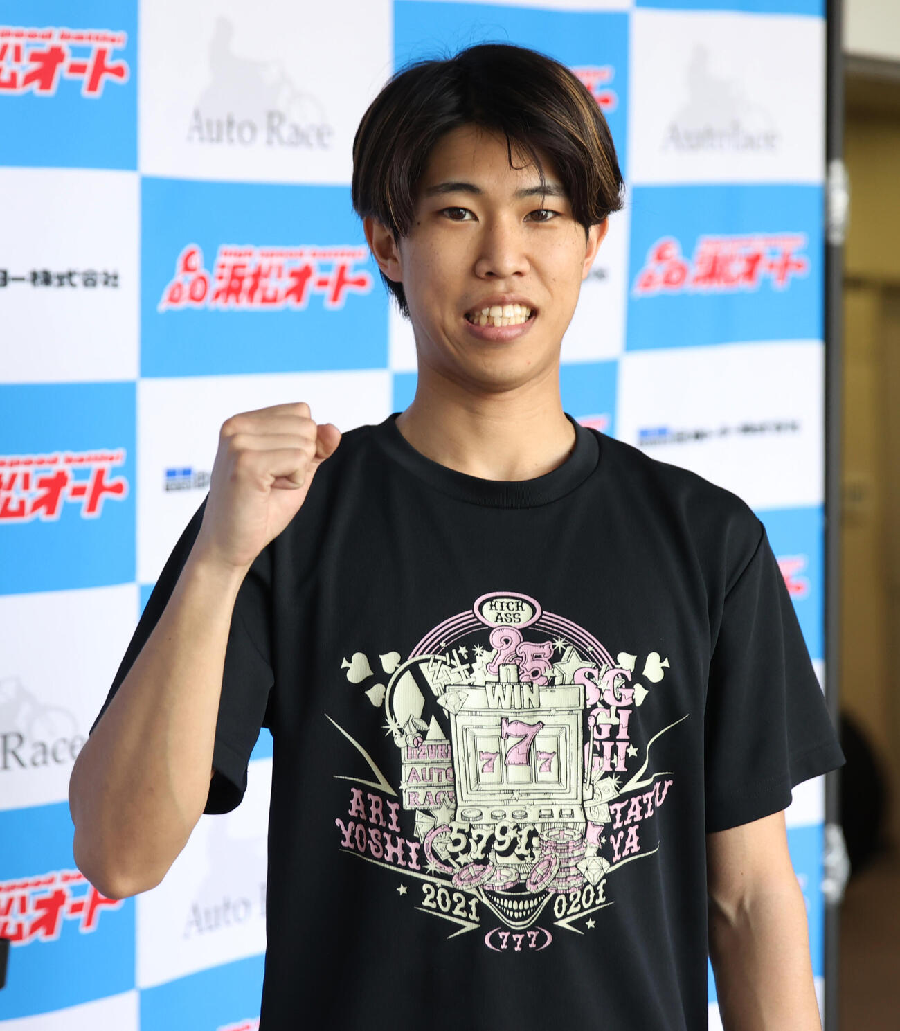 準々決勝戦6Rで1着の長田稚也はガッツポーズする（撮影・柴田隆二）