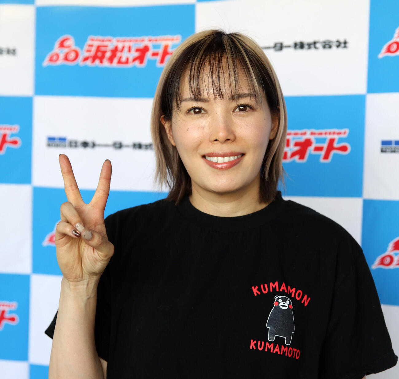 準々決勝戦7Rで1着の佐藤摩弥はVサインする（撮影・柴田隆二）