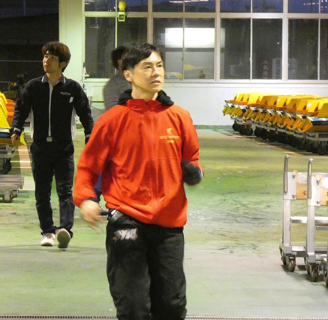 冨成謙児が足の仕上がりに満足げ（撮影・前原一樹）