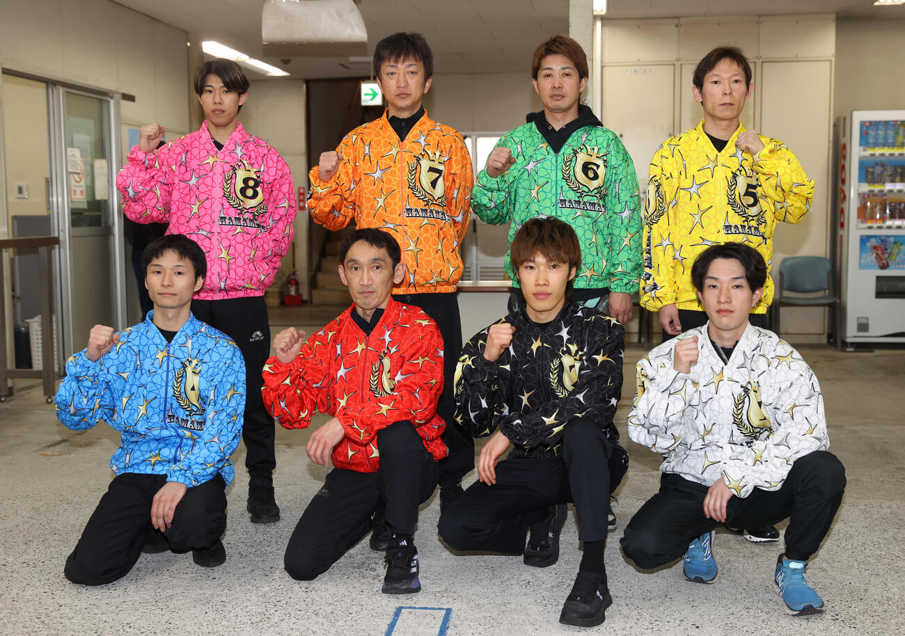 優勝戦出場選手の記念撮影、前列左から福岡鷹、伊藤信夫、佐藤励、黒川京介、後列左から長田稚也、荒尾聡、金子大輔、佐藤貴也（撮影・柴田隆二）