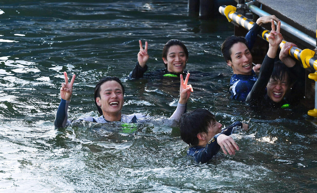 8RでG2初勝利を挙げた安河内鈴之介（左端）は仲間たちから水神祭で祝福され、笑顔でピース（撮影・岩下翔太）