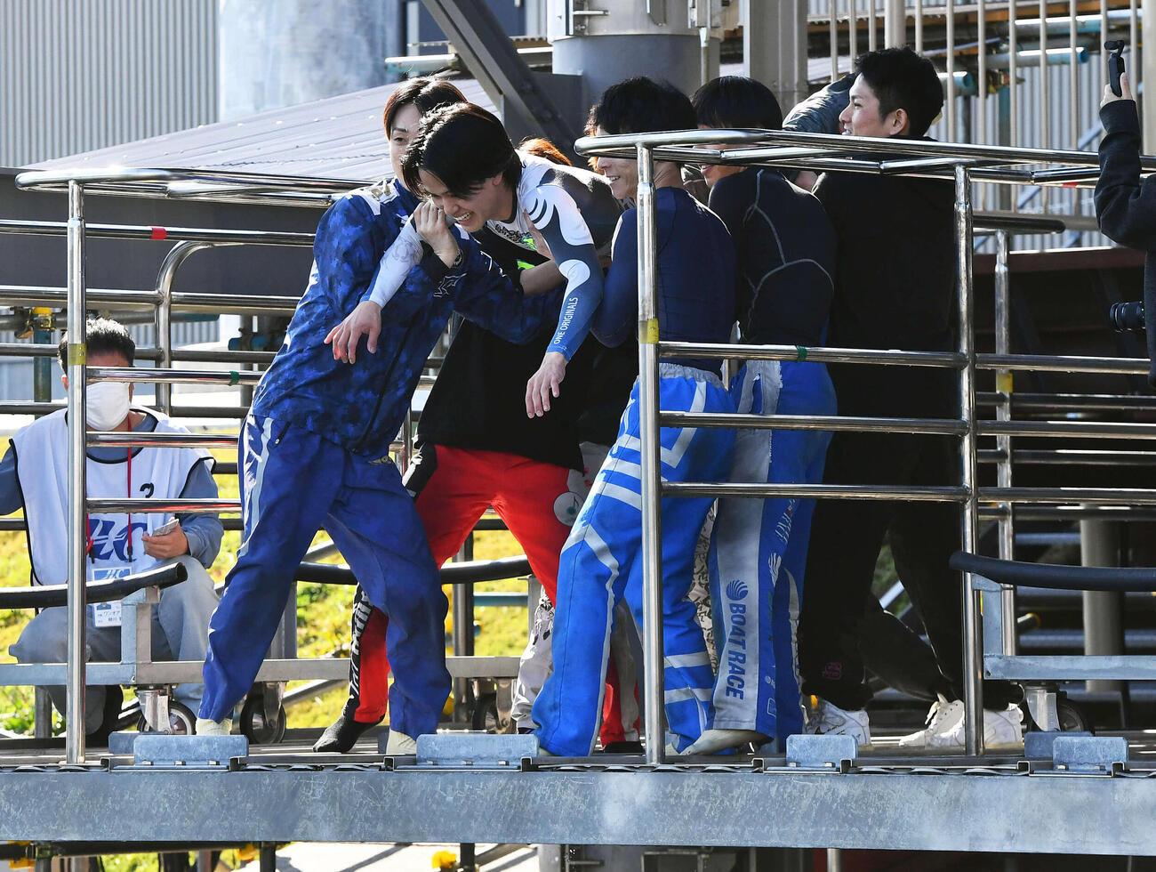 8RでG2初勝利を挙げ、仲間たちから水神祭で祝福される安河内鈴之介（撮影・岩下翔太）