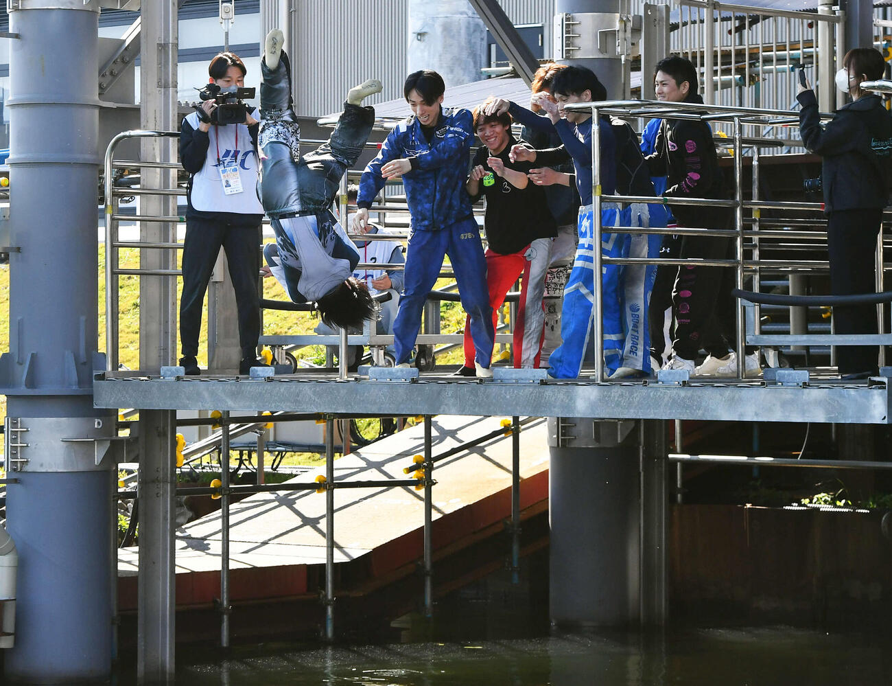 8RでG2初勝利を挙げ、仲間たちから水神祭で祝福される安河内鈴之介（撮影・岩下翔太）