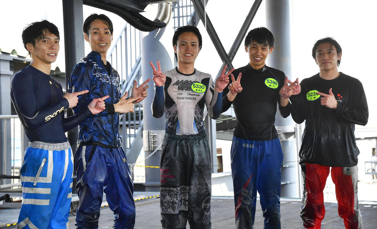 8RでG2初勝利を挙げた安河内鈴之介（中央）は仲間たちから祝福される（撮影・岩下翔太）