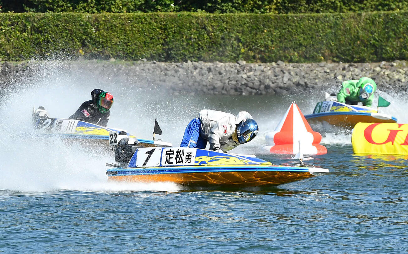 G2モーターボート大賞5日目　10R準優勝戦、1周目2マークを先頭で旋回する1号艇の5121定松勇樹（撮影・岩下翔太）