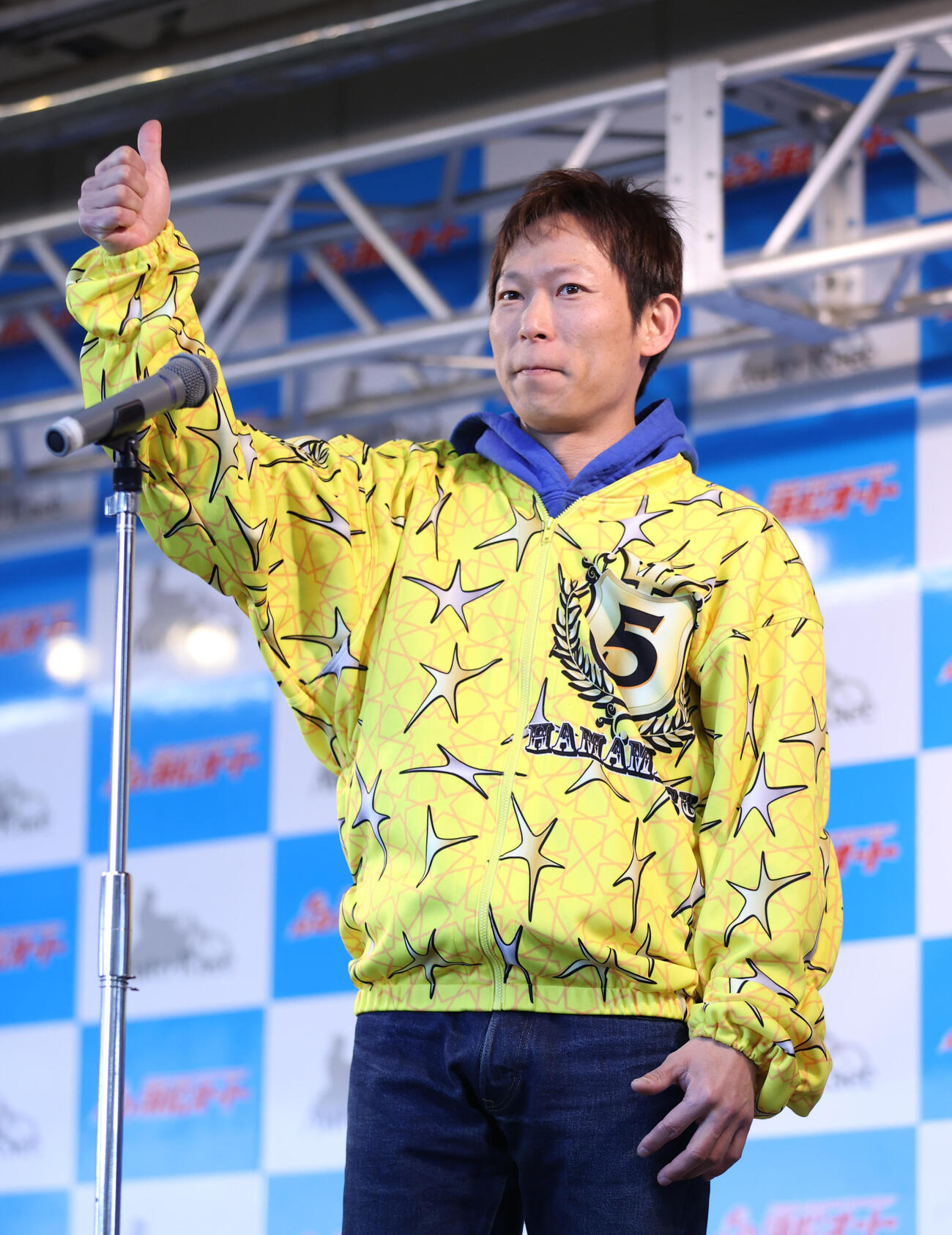 優勝戦出場選手セレモニーであいさつする佐藤貴也（撮影・柴田隆二）