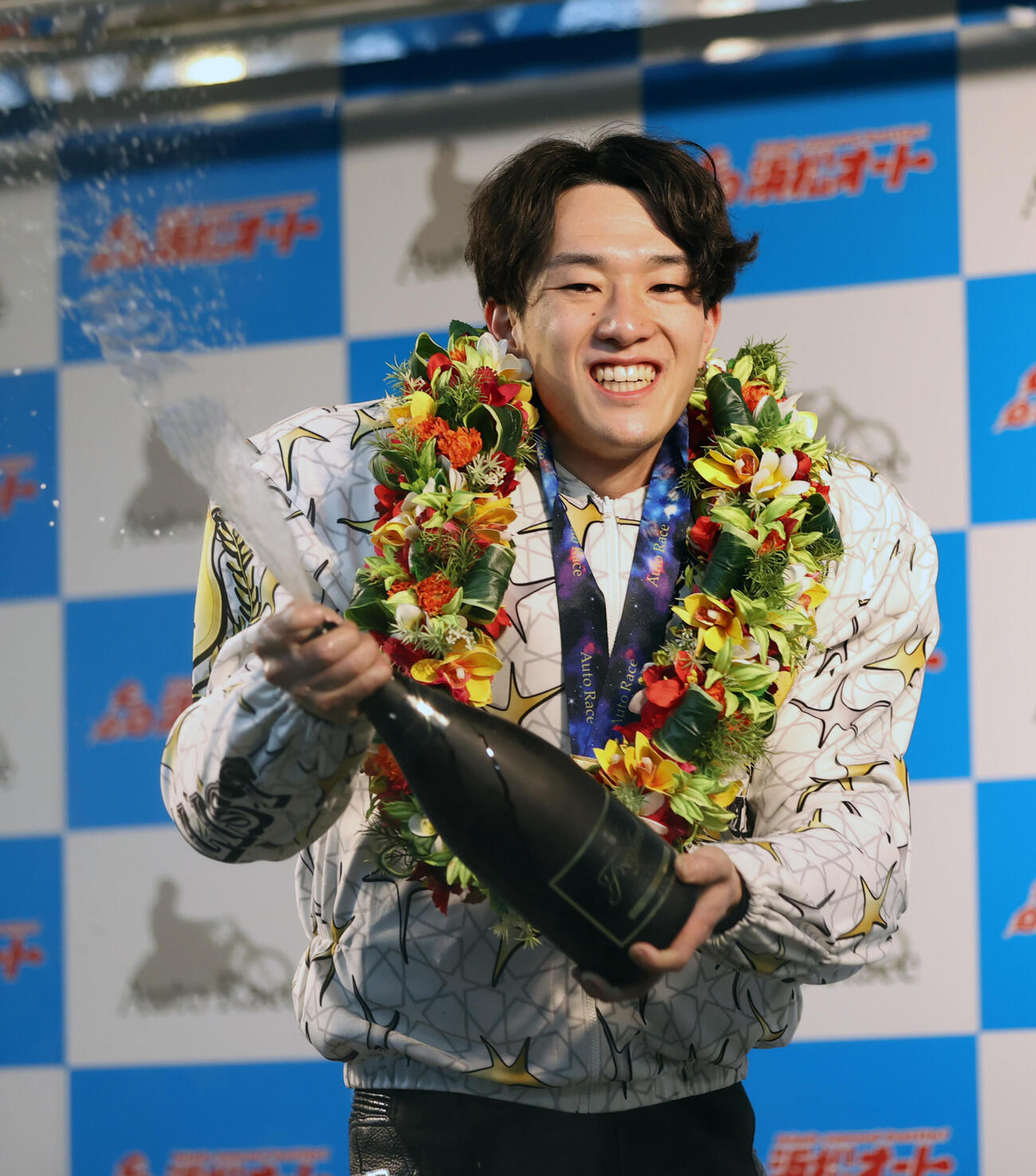 優勝した黒川京介はシャンパンファイトする（撮影・柴田隆二）