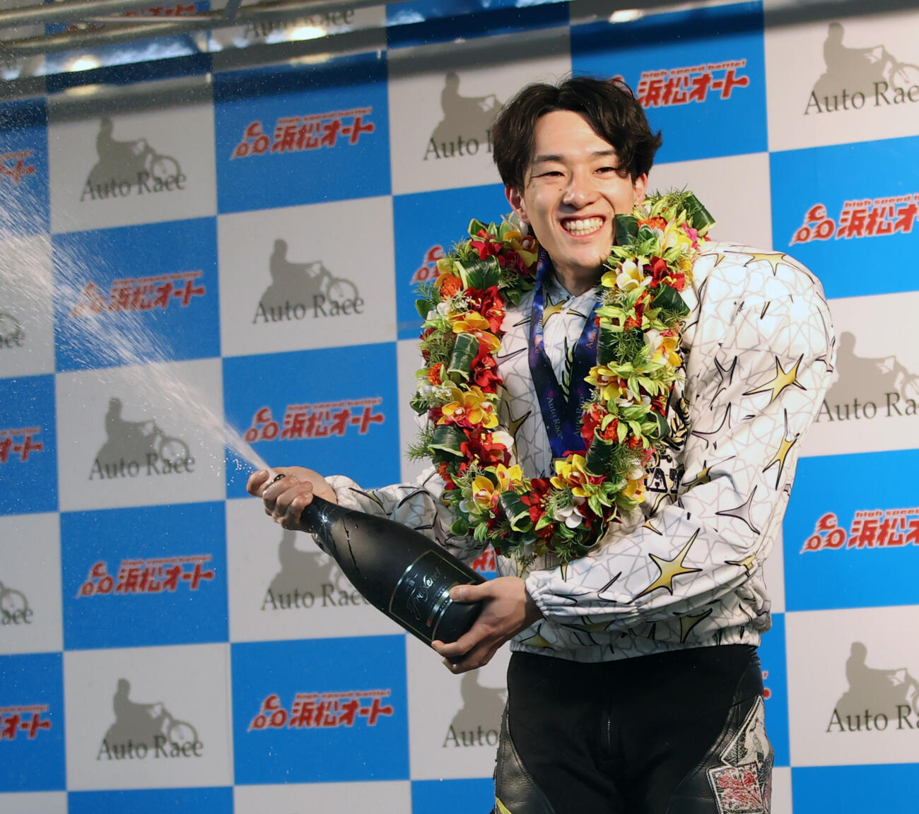 優勝した黒川京介はシャンパンファイトする（撮影・柴田隆二）