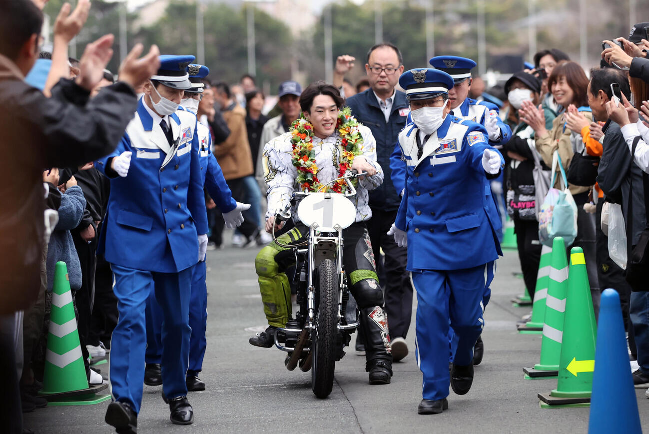 優勝した黒川京介はファンの花道を通り表彰式に向かう（撮影・柴田隆二）