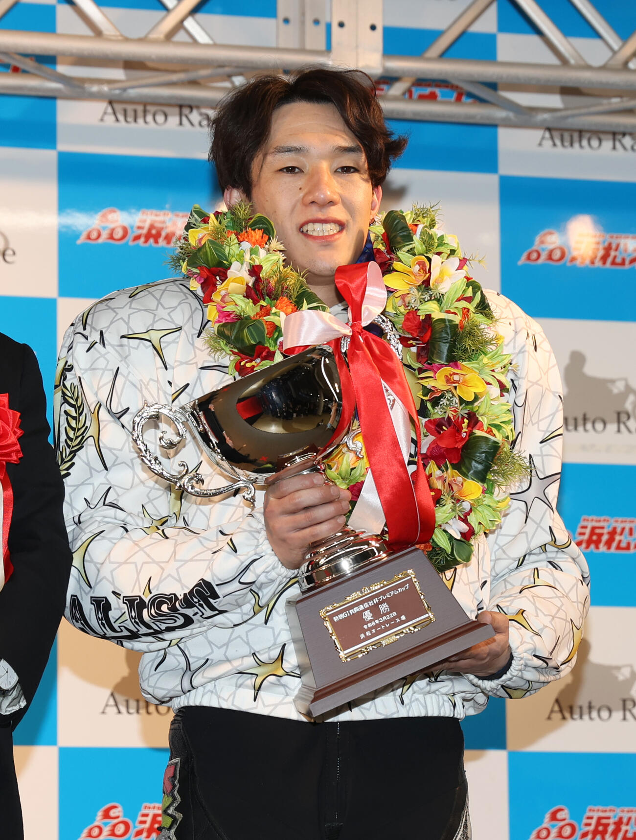 優勝杯を持つ黒川京介（撮影・柴田隆二）