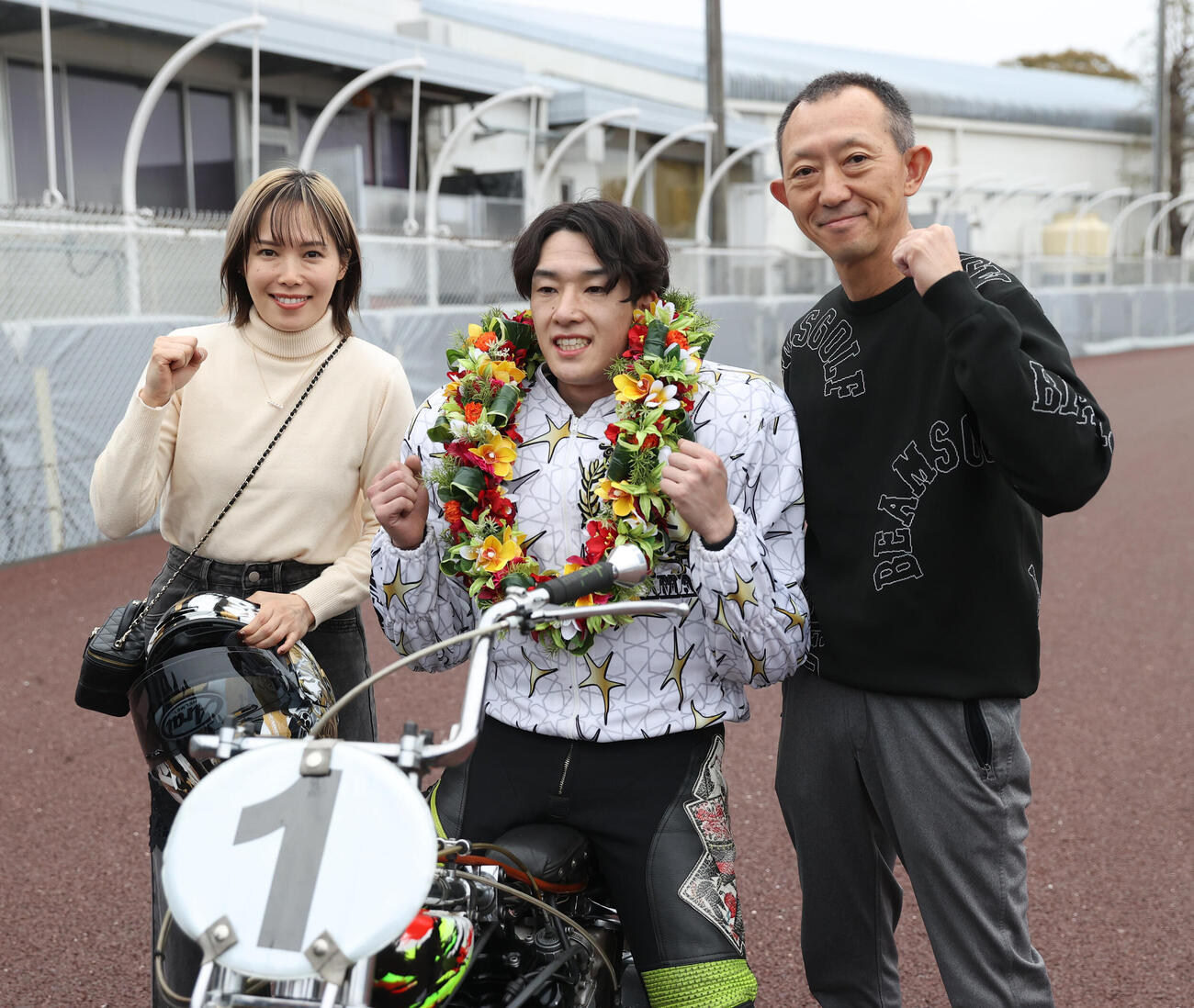 優勝した黒川京介（中央）は佐藤摩弥（左）、若井友和と記念撮影に納まる（撮影・柴田隆二）