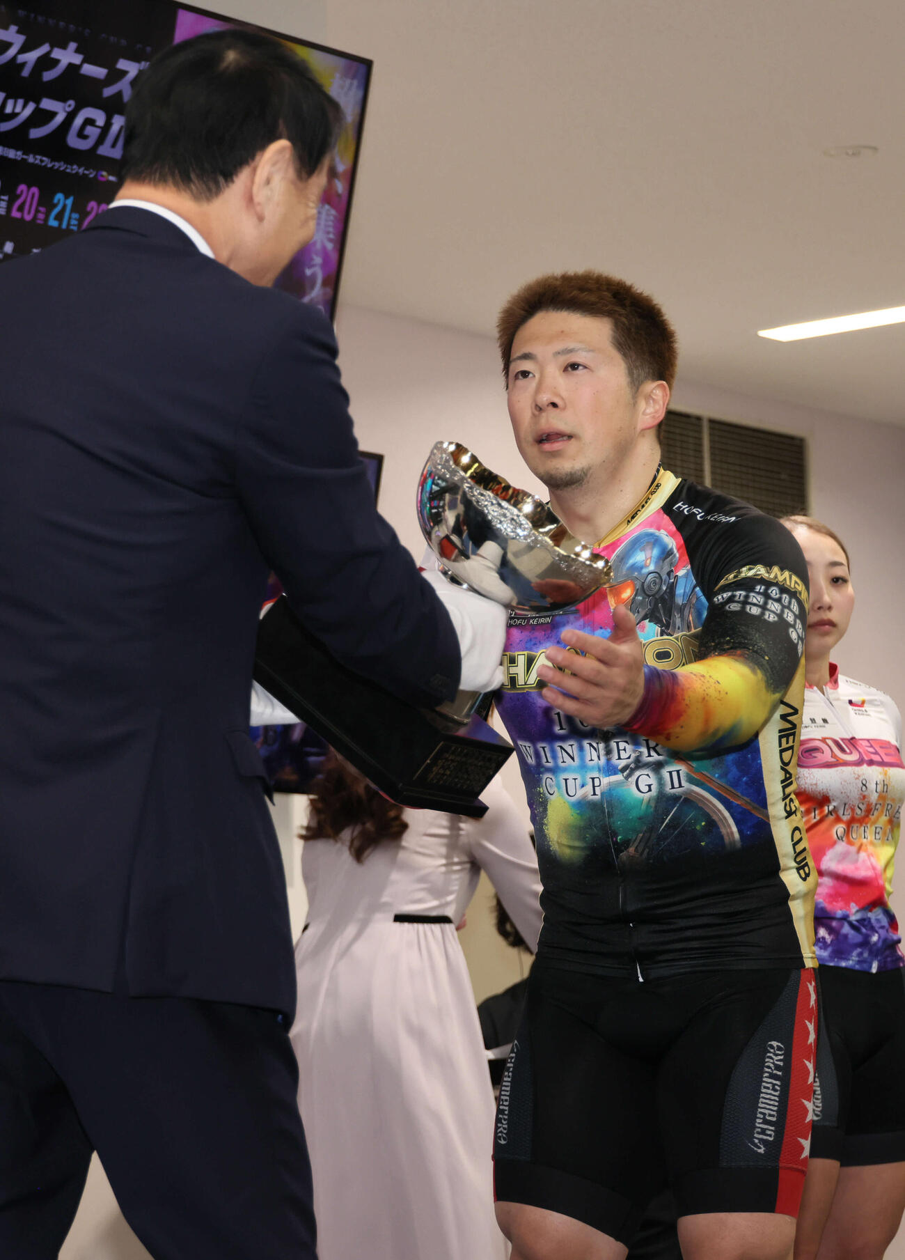 ウィナーズカップを受け取る深谷知広（撮影・加藤孝規）