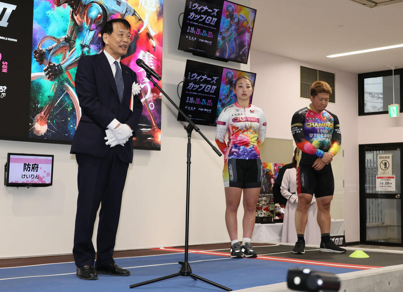 表彰式であいさつする池田豊防府市長（左）。中央は北岡マリア、右は深谷知広（撮影・加藤孝規）