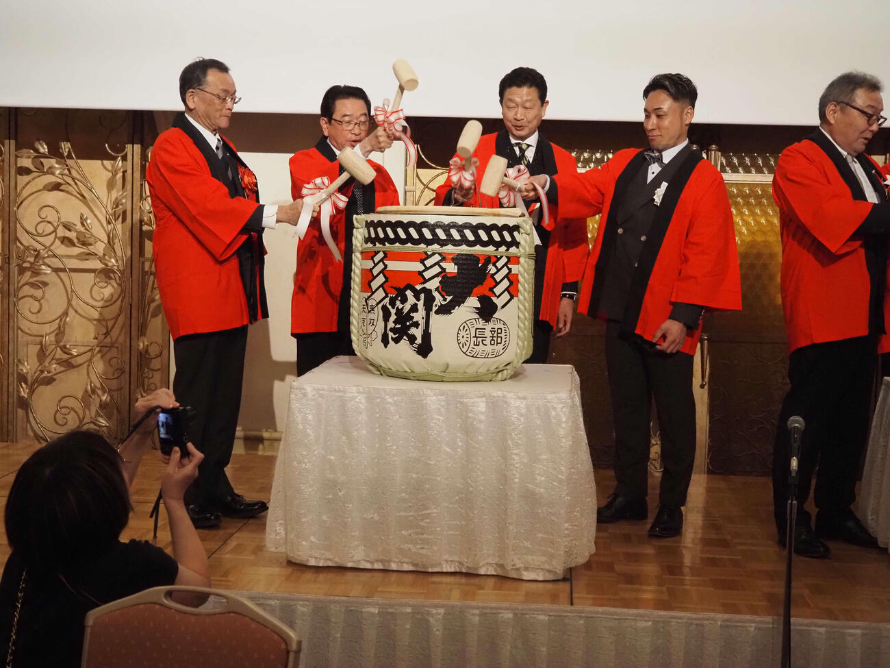はKEIRINグランプリ2025祝勝会に出席する郡司浩平（右から2人目）