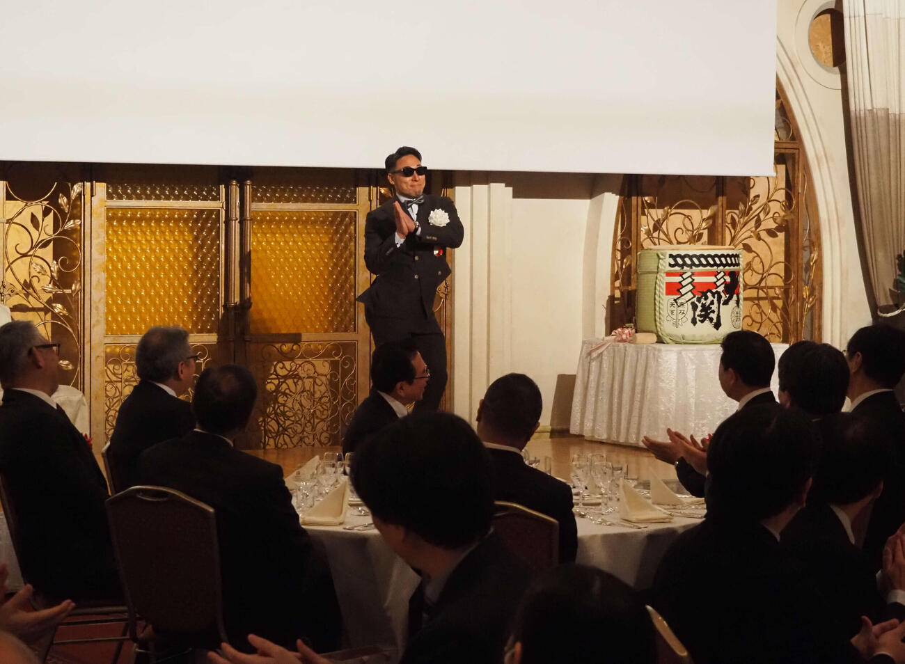郡司浩平は登場するなりNiziUパフォーマンスで会場の度肝を抜いた